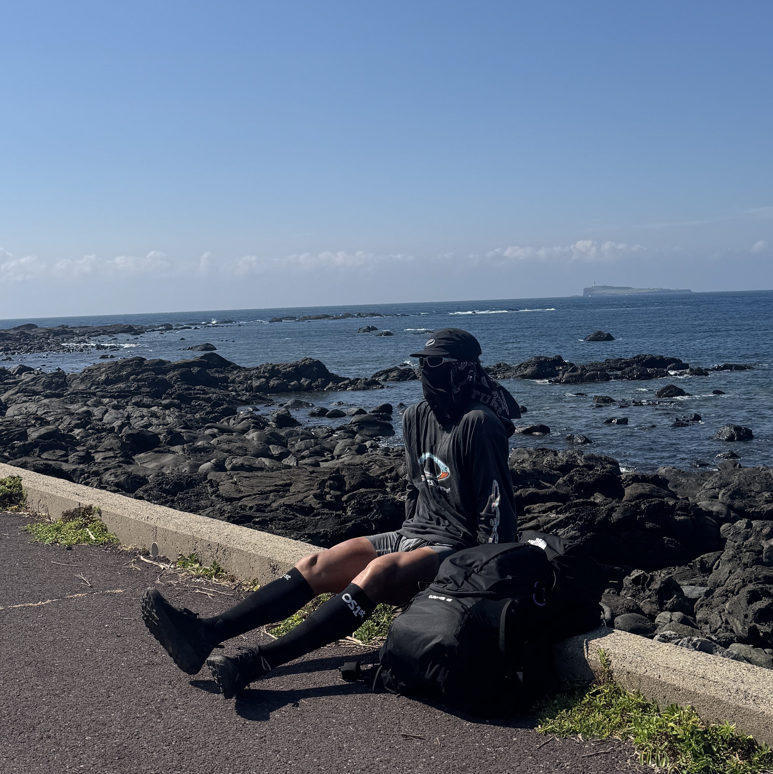 Optimistic Runners Symbol Cap Black, Satisfy Rippy 3 Inch Trail Shorts Aged Black 착용 스타일 - 2