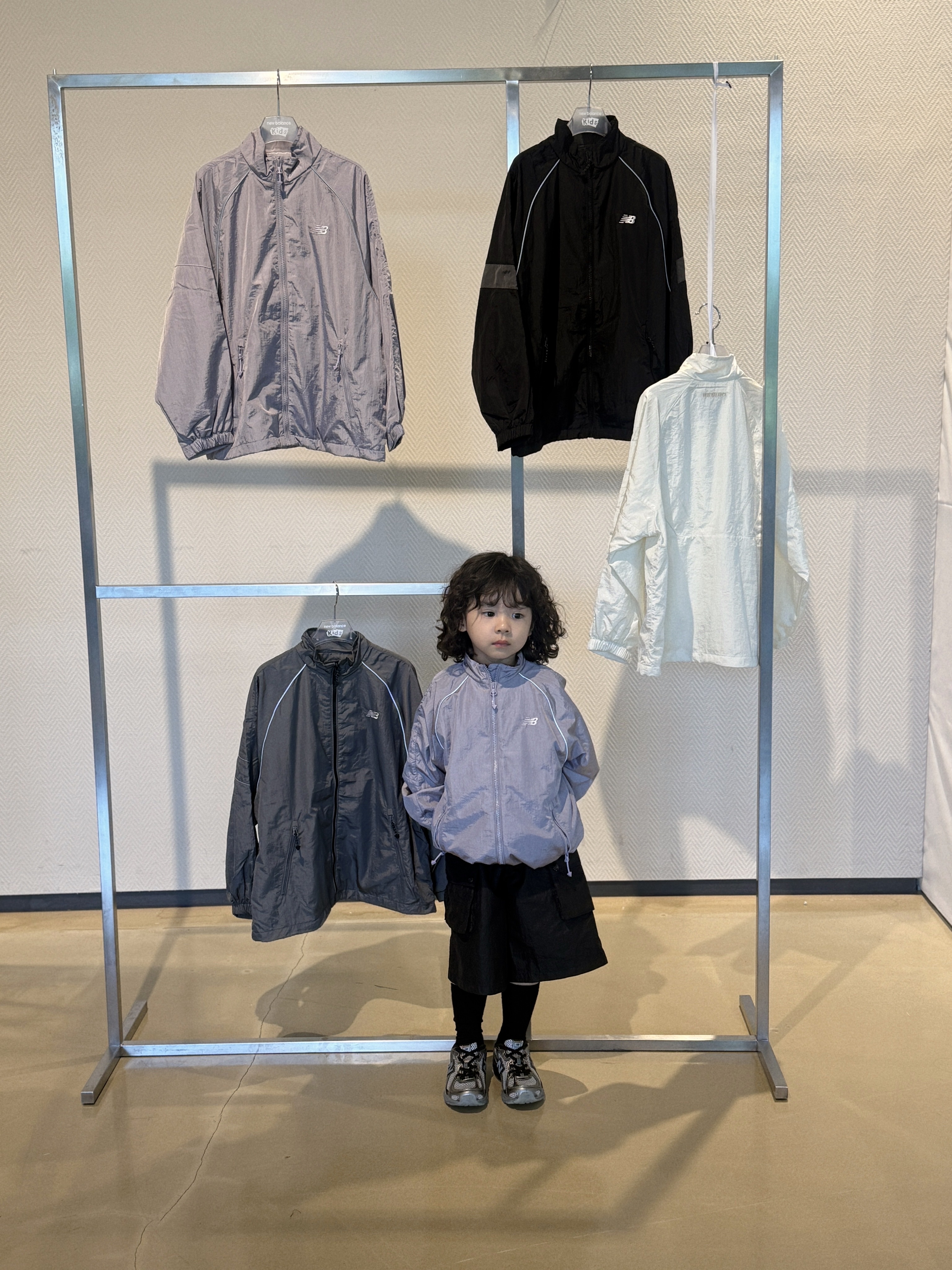 (Kids) New Balance Air Glossy Windbreaker Purple 착용 스타일 - 2