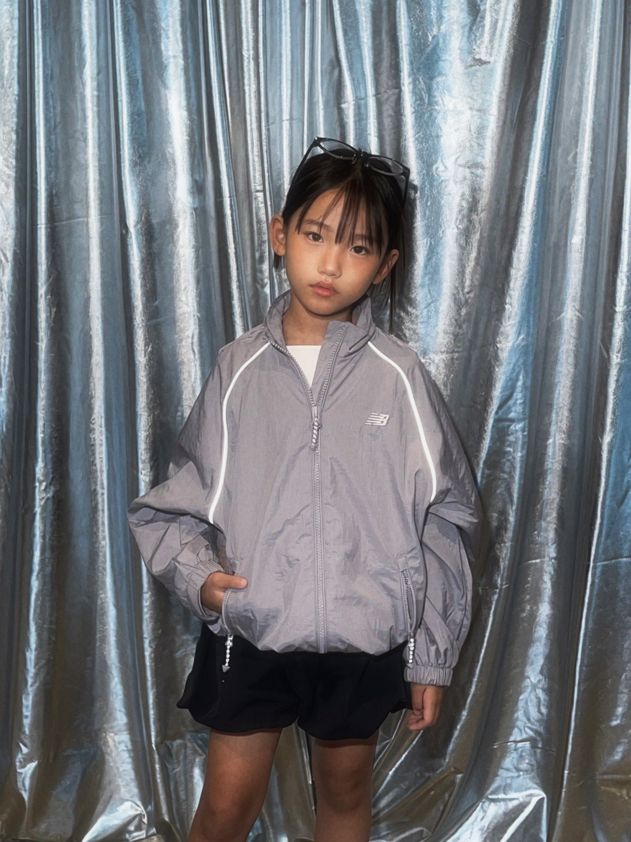 (Kids) New Balance Air Glossy Windbreaker Purple 착용 스타일 - 4