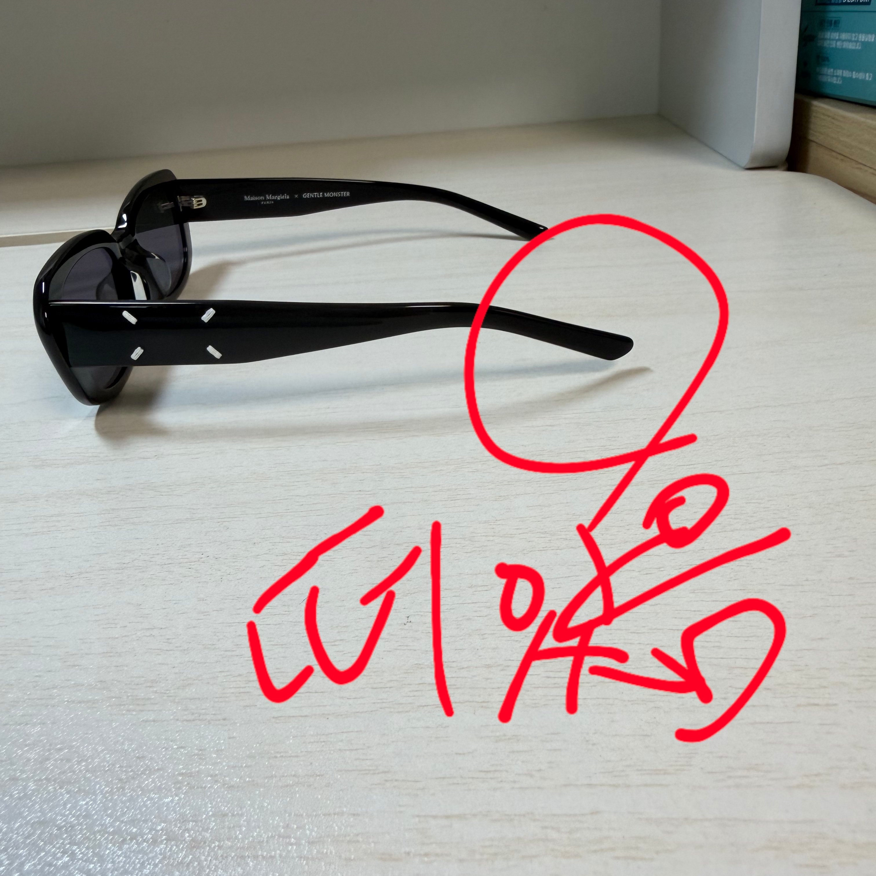 Gentle Monster x Maison Margiela MM207 Black Gray 착용 스타일 - 5