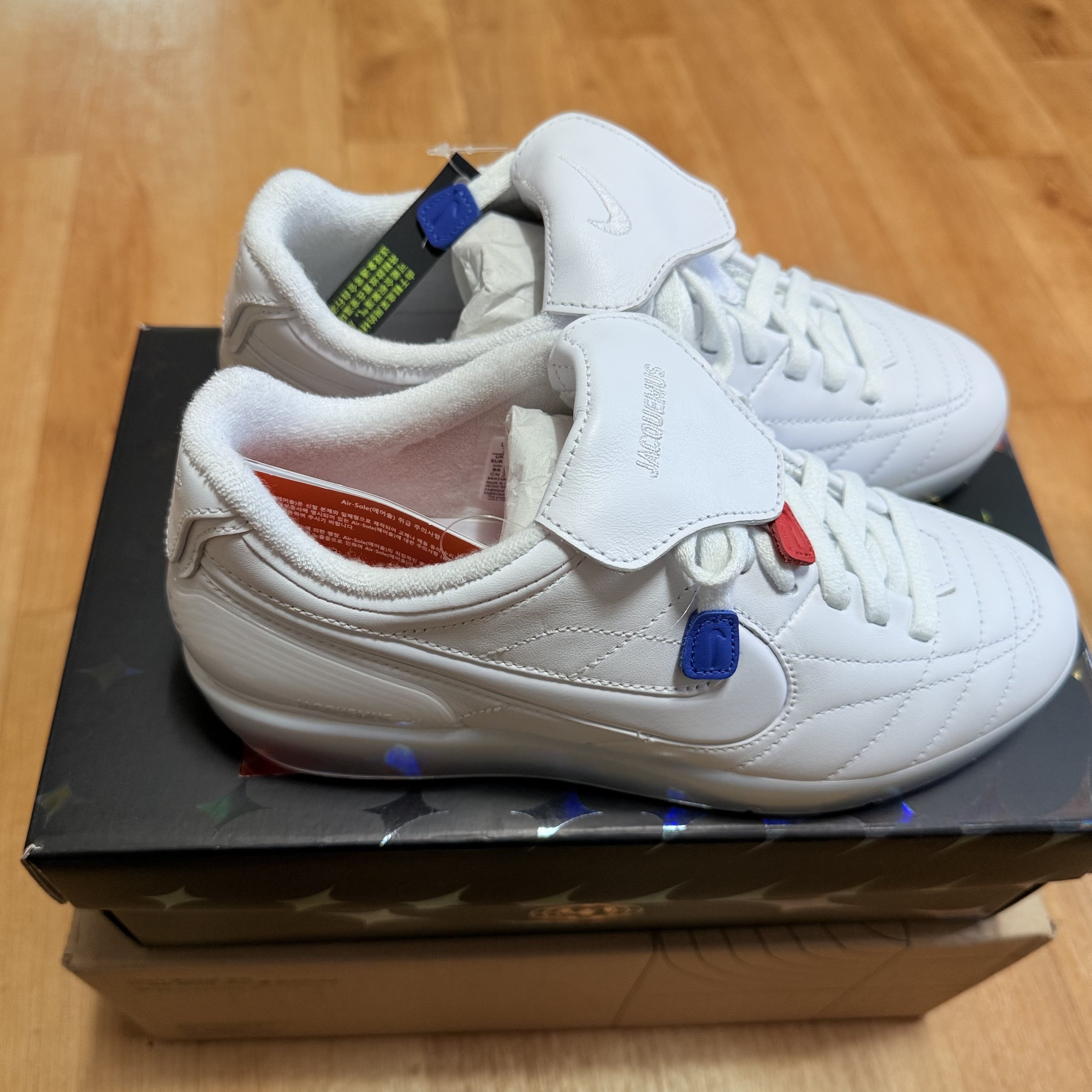 Nike x Jacquemus Cryoshot Tiempo R10 White and Sport Royal 착용 스타일 - 4