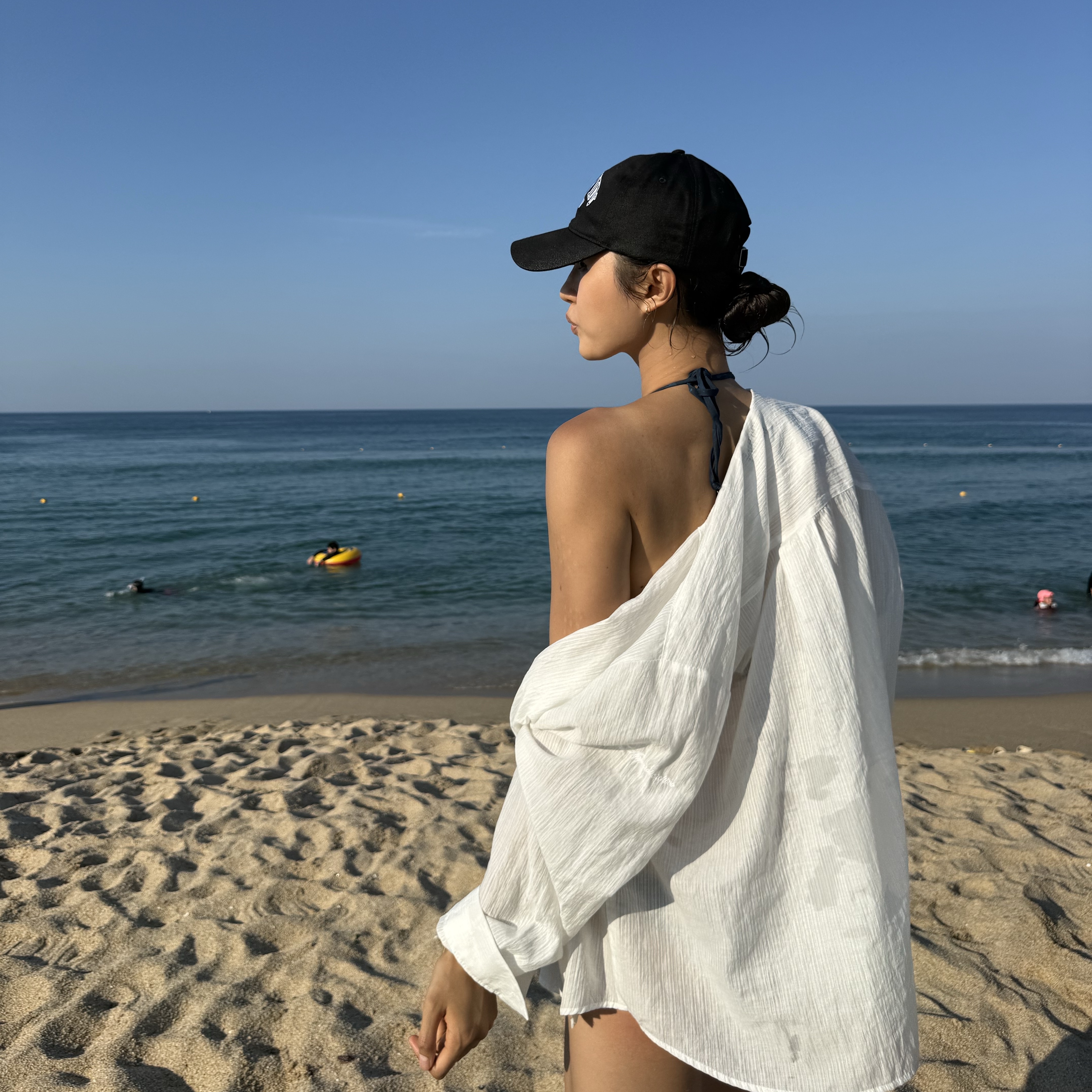(W) Burberry Mata Vintage Check Triangle Bikini Black, Lacoste Linen Shirt White 착용 스타일 - 3