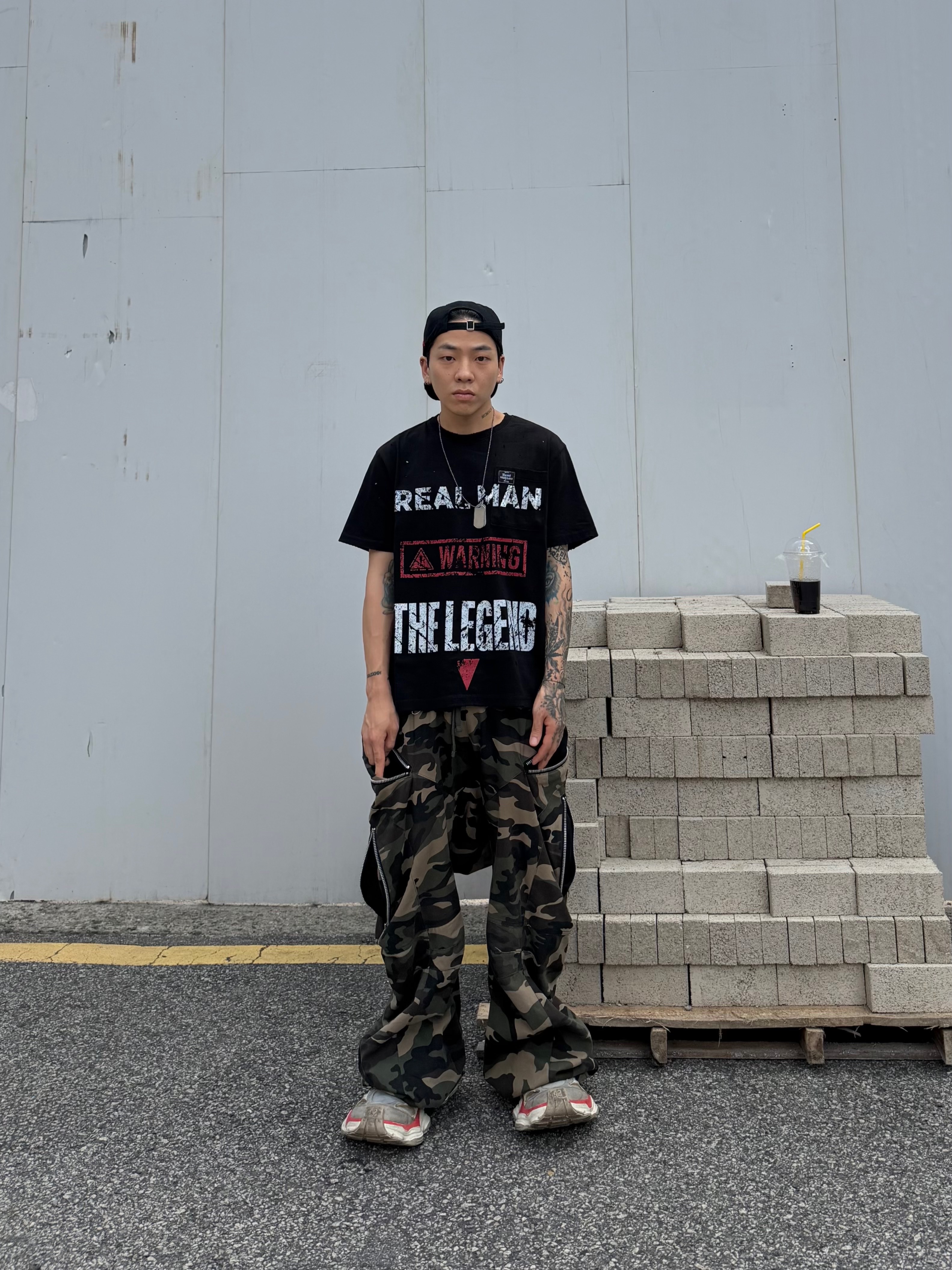 [KREAM 단독] ROARINGRAD Zipper Sagging Pants Nylon Ver. Black, Balenciaga Cargo Sneakers Beige Grey Red 착용 스타일 - 3