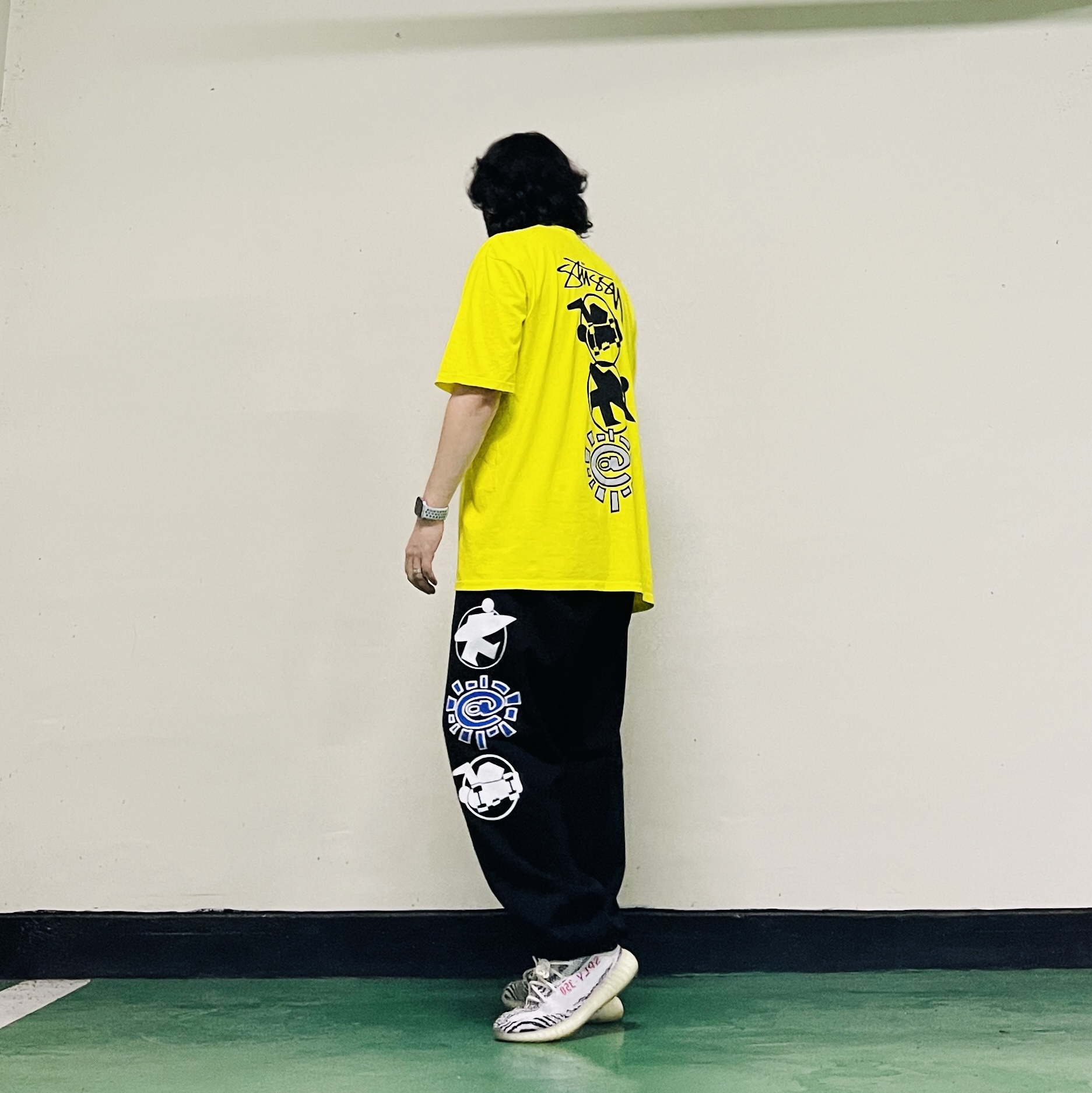 Stussy x Always Do What You Should Do Stack T-Shirt Yellow, Stussy x Always Do What You Should Do Stack Sweatpants Black 착용 스타일 - 3