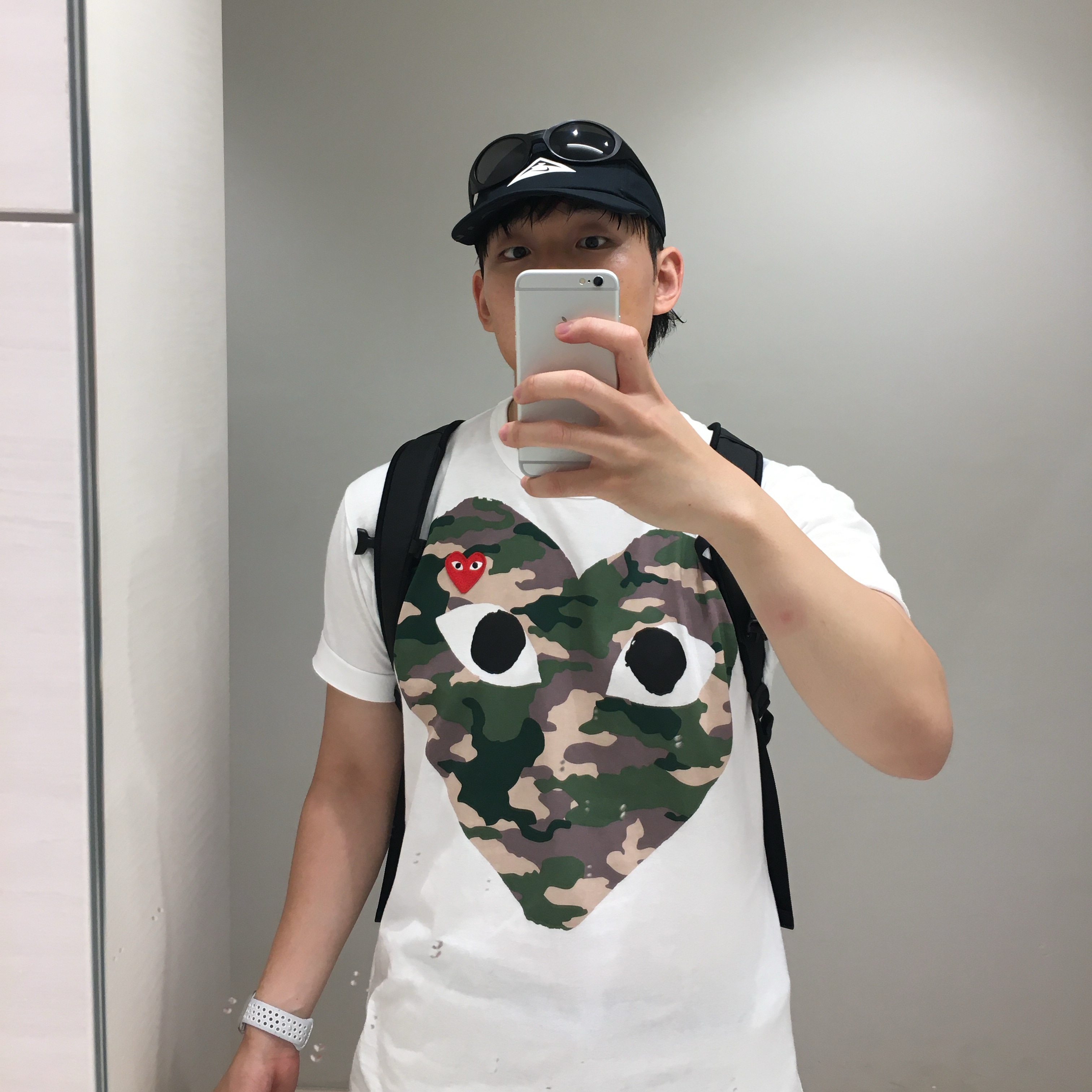 Play Comme des Garcons Camouflage Heart T-Shirt White, Oakley Eye Jacket Redux Matte Black Frame Prizm Grey Lenses High Bridge Fit 착용 스타일