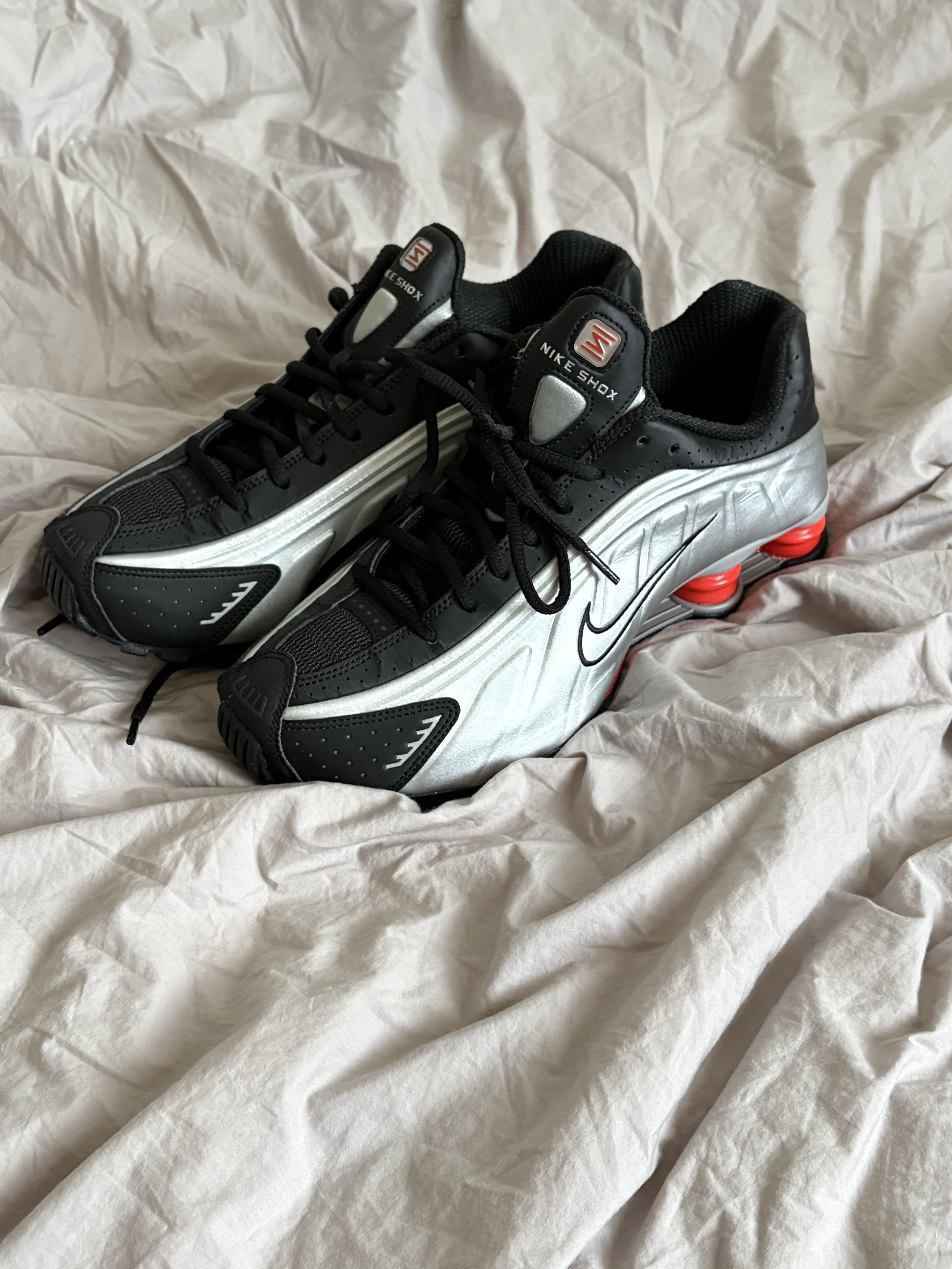 Nike Shox R4 Metallic Silver Red 착용 스타일 - 1
