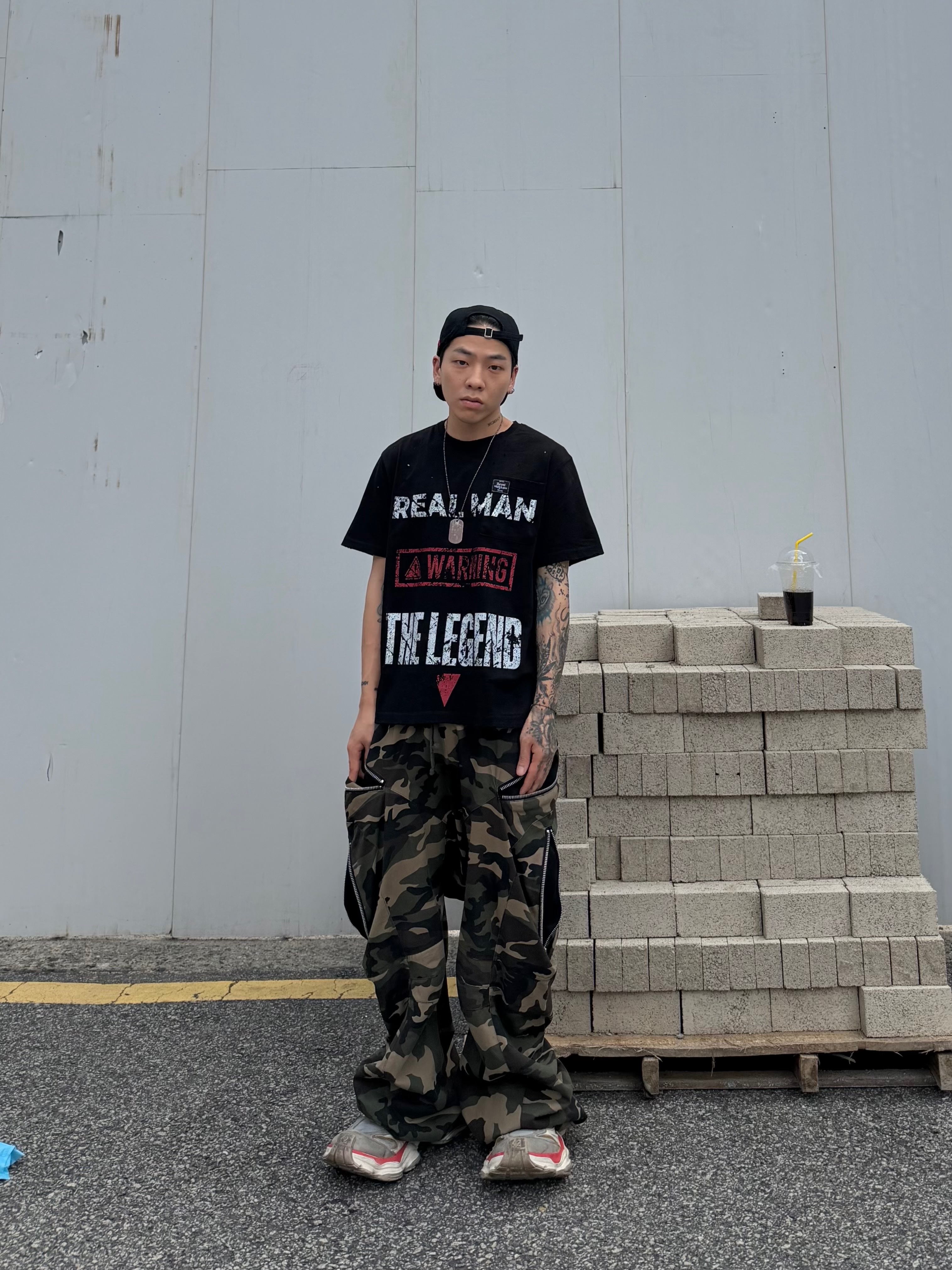 [KREAM 단독] ROARINGRAD Zipper Sagging Pants Nylon Ver. Black, Balenciaga Cargo Sneakers Beige Grey Red 착용 스타일 - 6