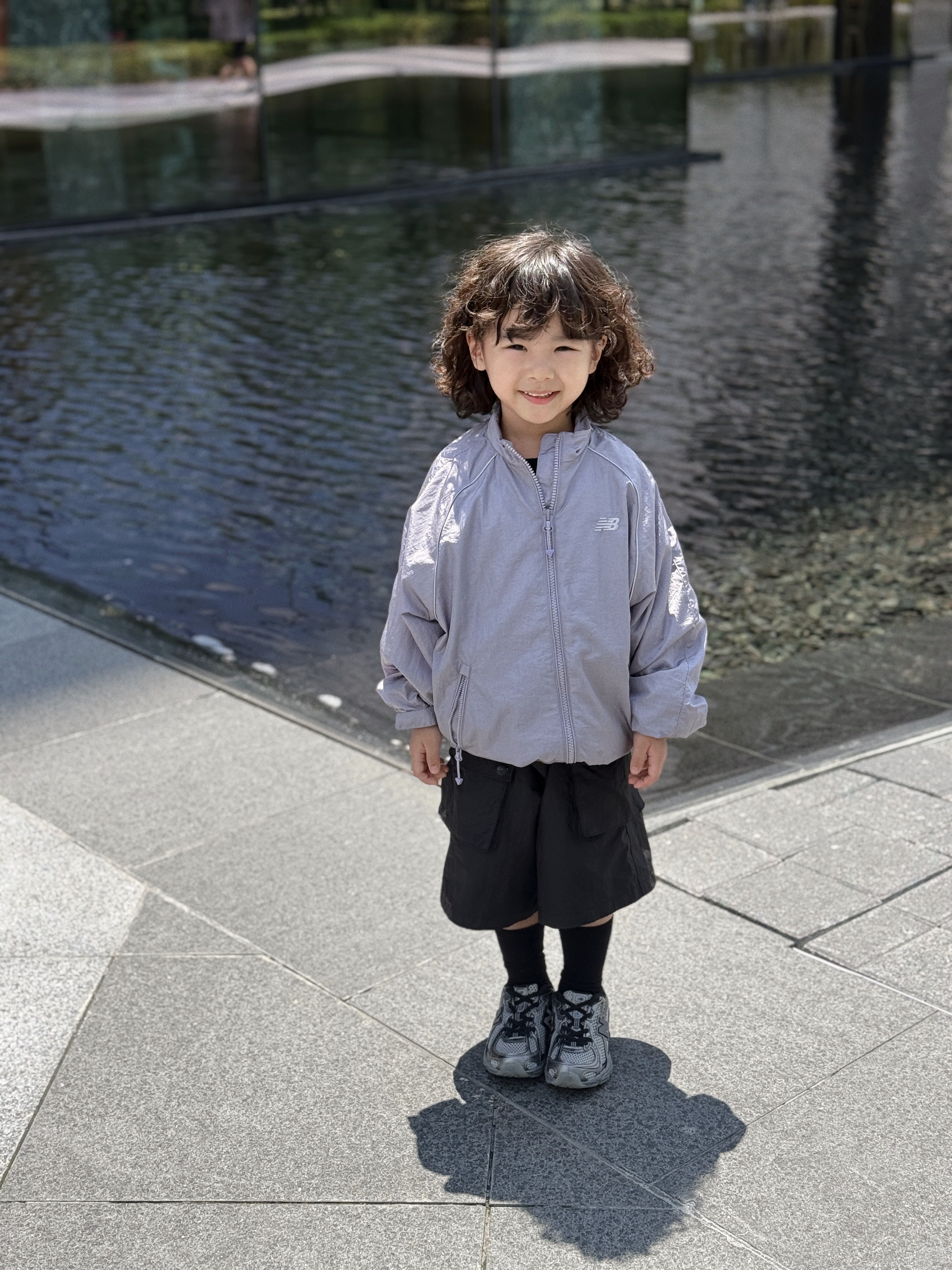(Kids) New Balance Air Glossy Windbreaker Purple 착용 스타일 - 6