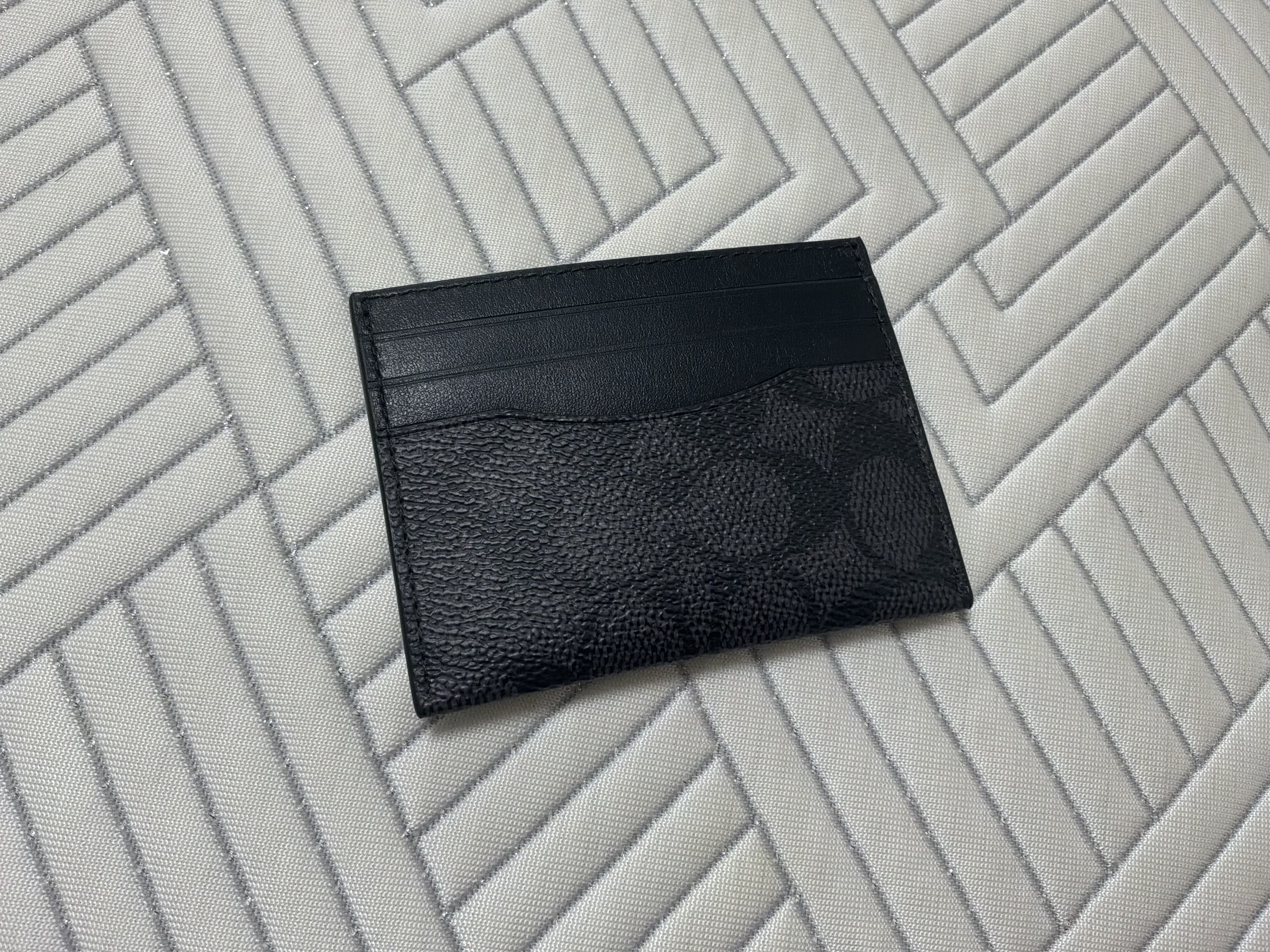 Coach Slim ID Card Case in Signature Canvas Charcoal Black 착용 스타일 - 3