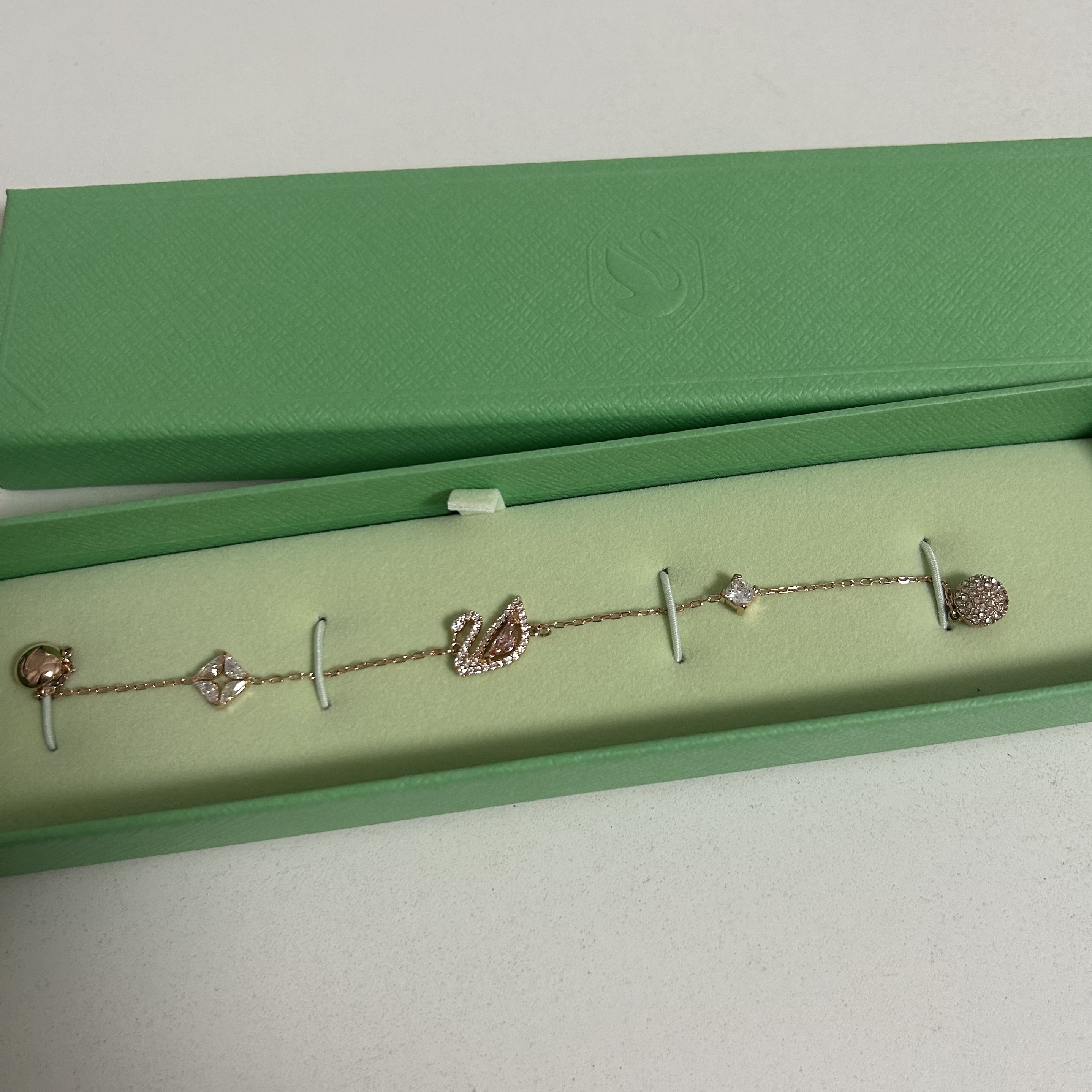 (W) Swarovski Dazzling Swan Bracelet Pink Rose Gold Plated 착용 스타일 - 1