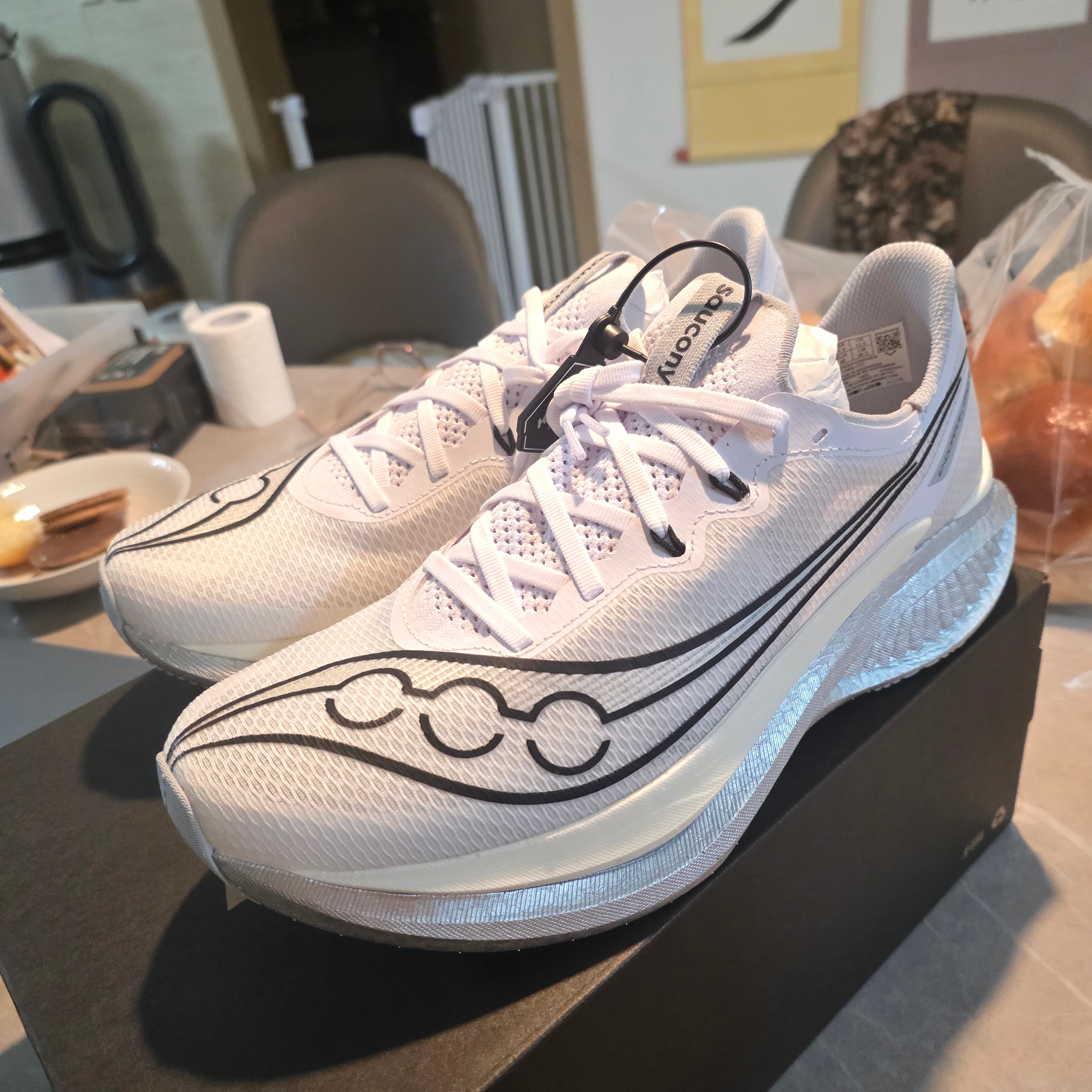 Saucony Endorphin Pro 5 White Black 착용 스타일 - 2