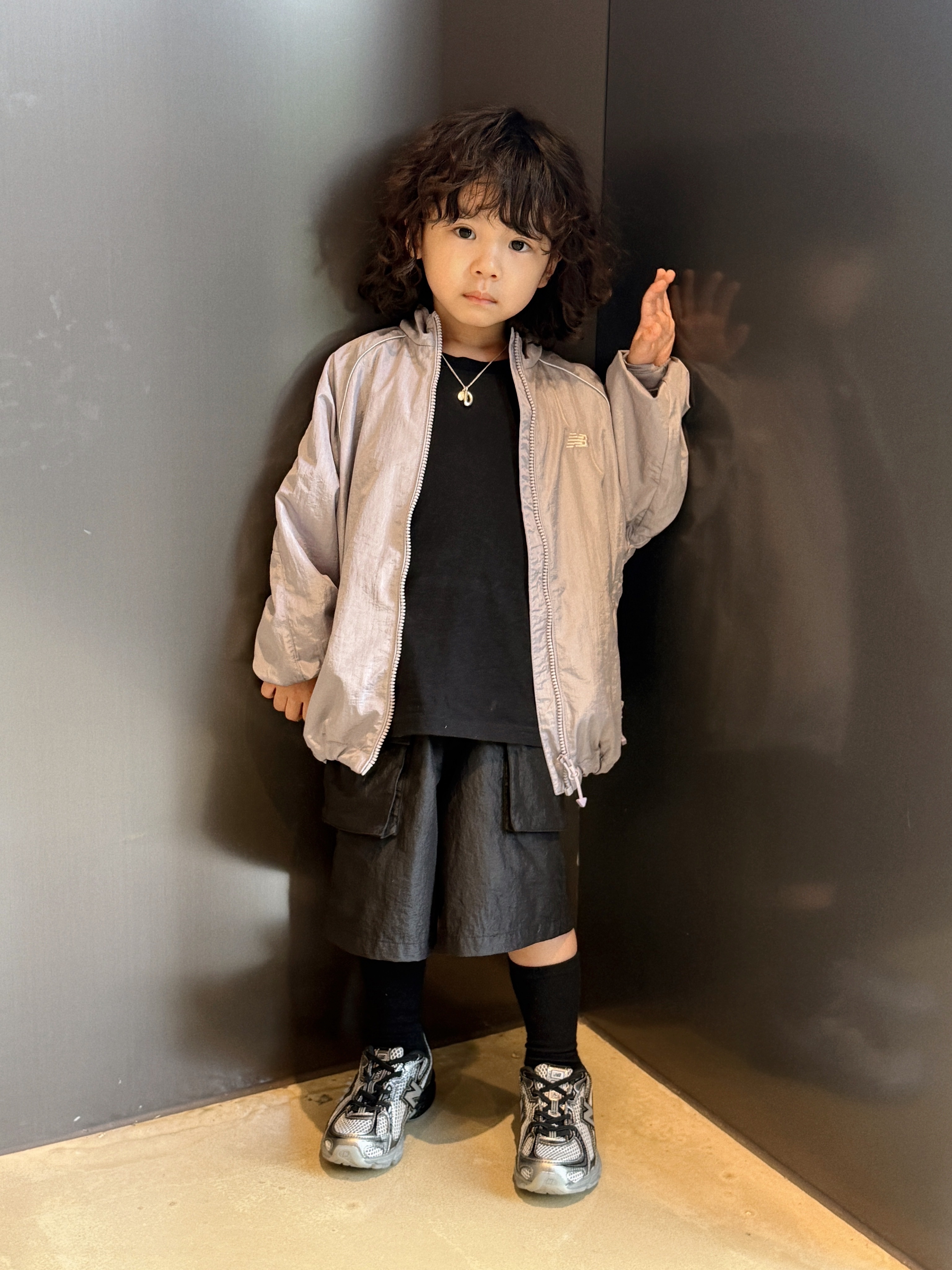 (Kids) New Balance Air Glossy Windbreaker Purple 착용 스타일 - 8