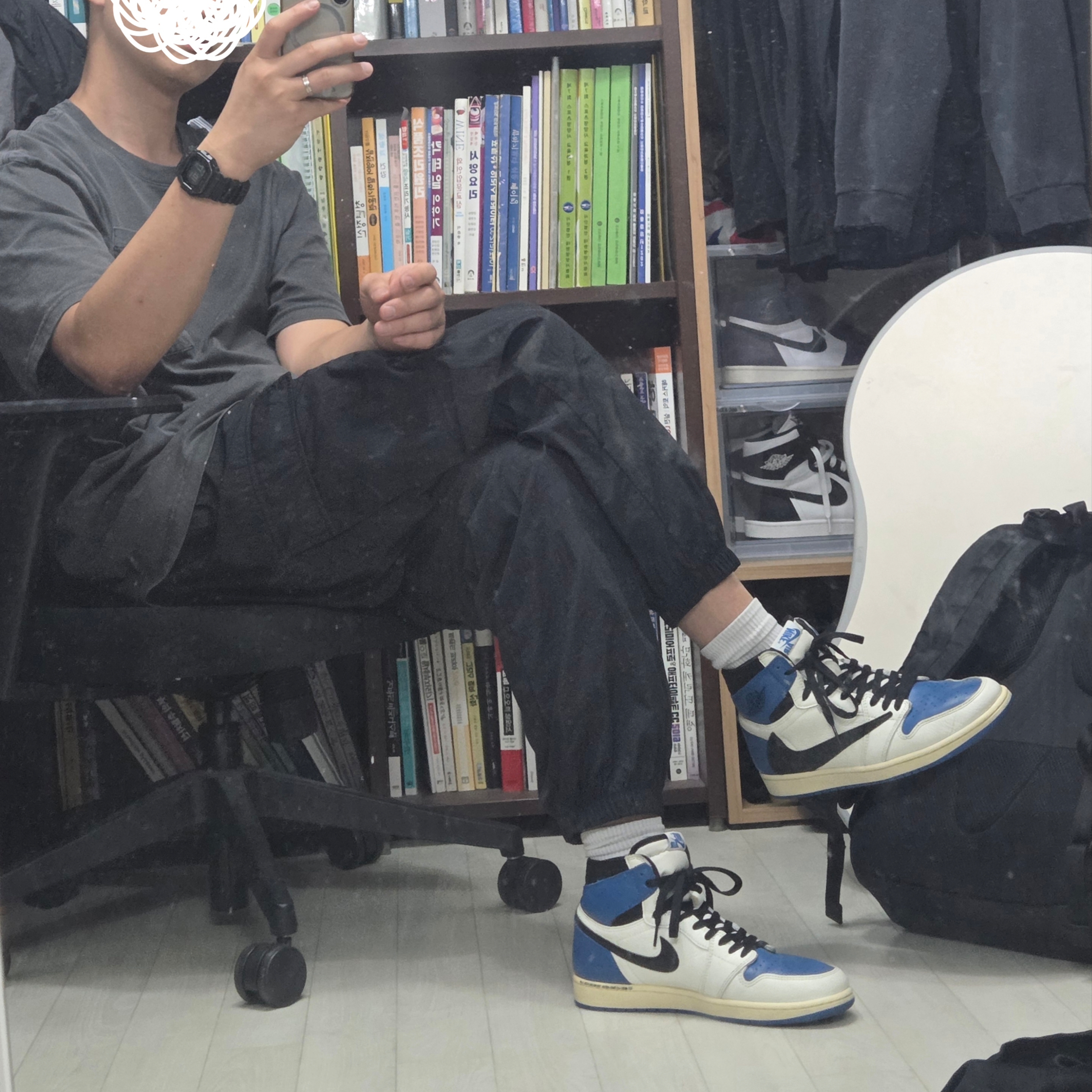 Jordan 1 x Travis Scott x Fragment Retro High OG SP Military Blue 착용 스타일 - 1