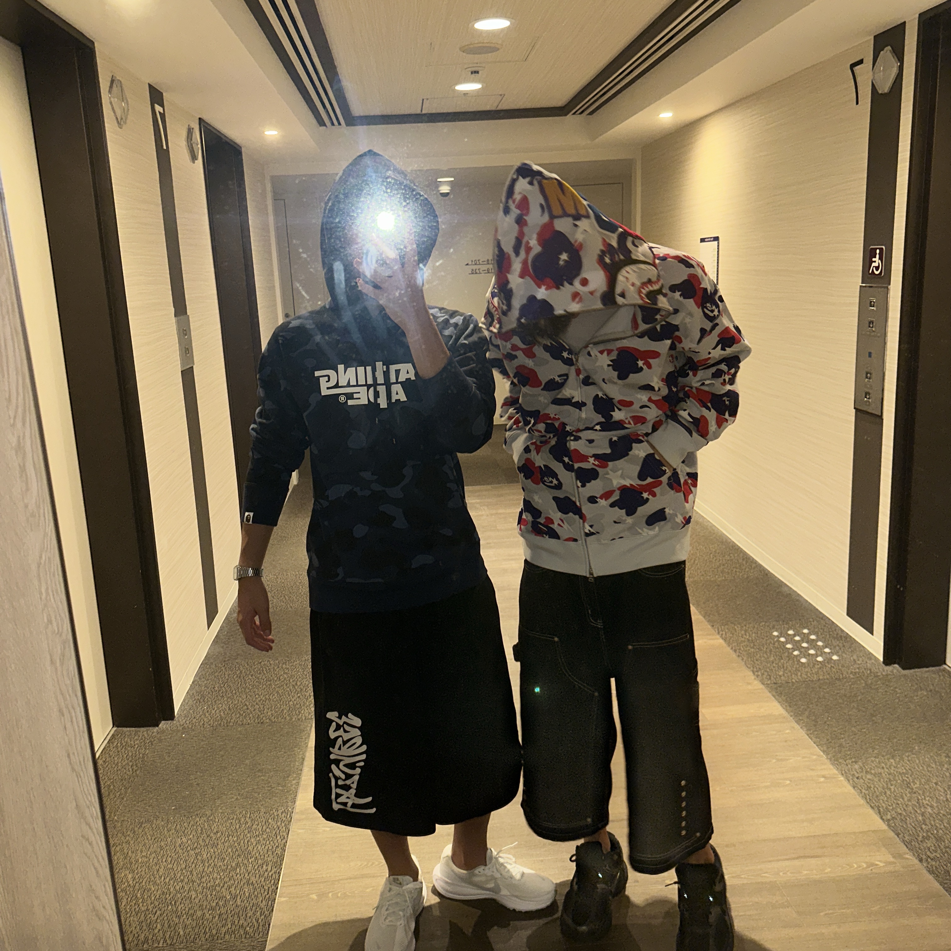 BAPE Sta Strike Camo Shark Relaxed Fit Full Zip Hoodie White, BAPE Color Camo Pullover Hoodie Navy 착용 스타일 - 1