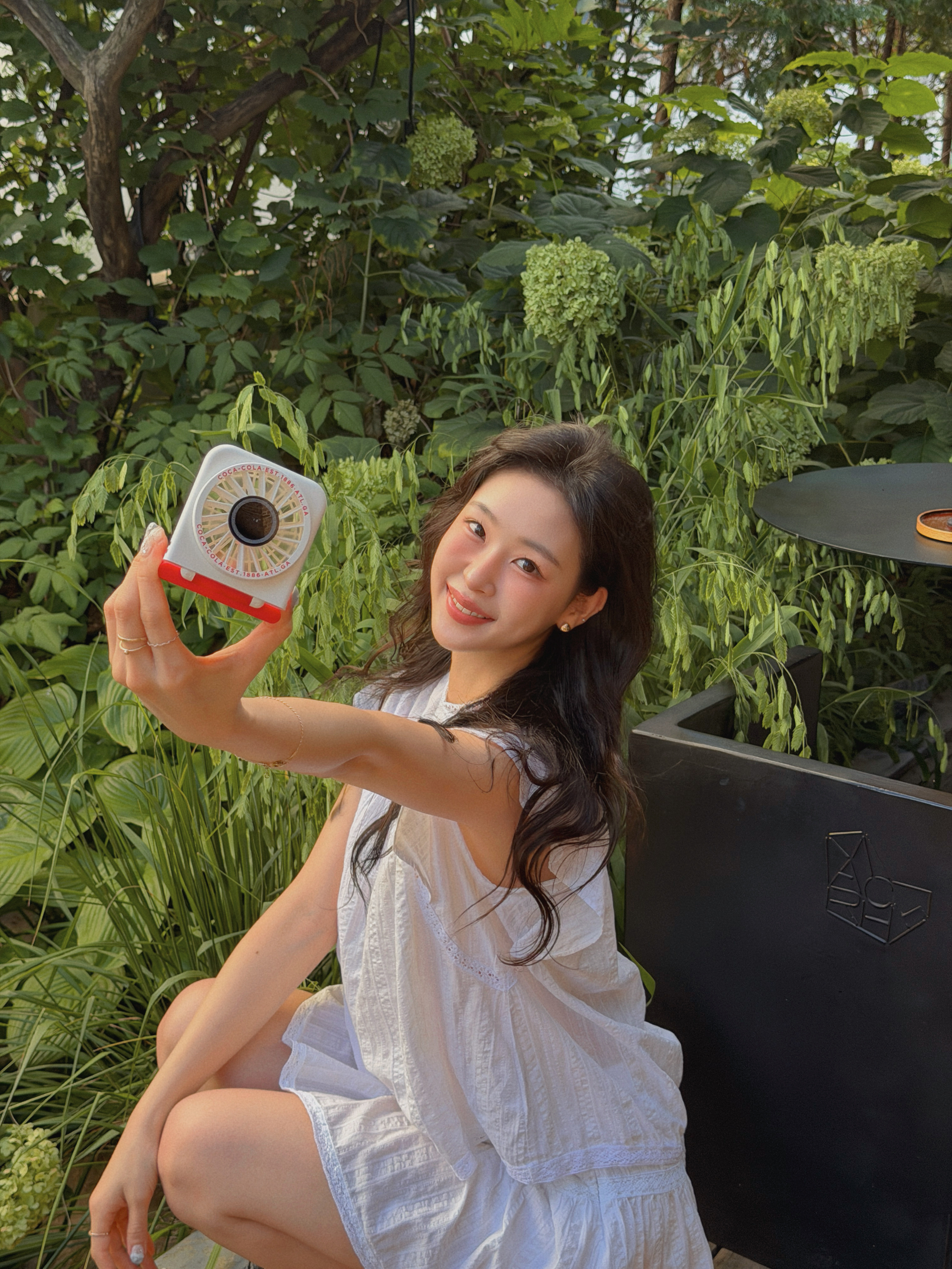 Coca-Cola Signature Foldable Portable Handheld Fan (CO-WFS05R) 착용 스타일 - 1