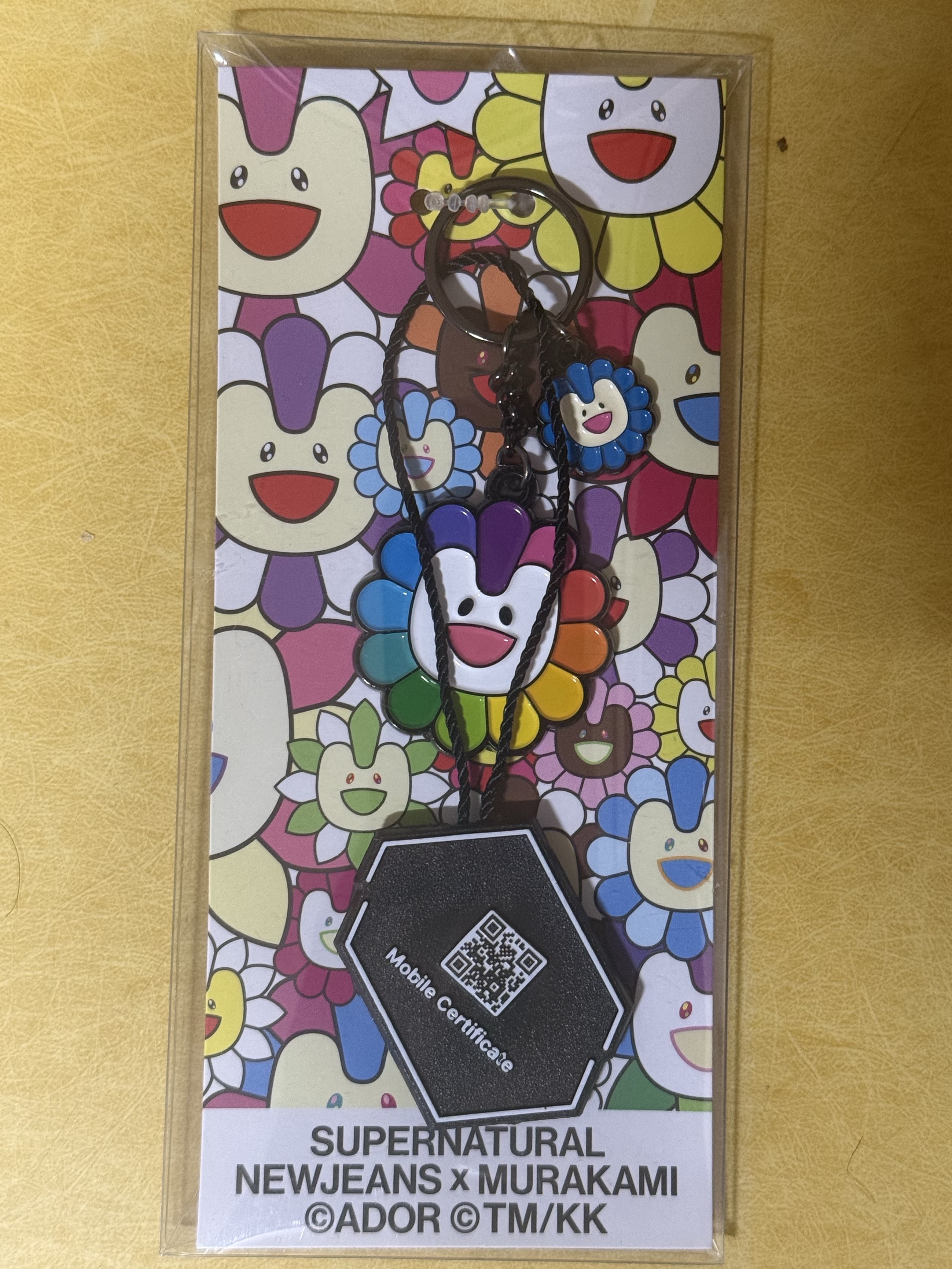 NewJeans x Murakami Metal Keyring Flower 착용 스타일