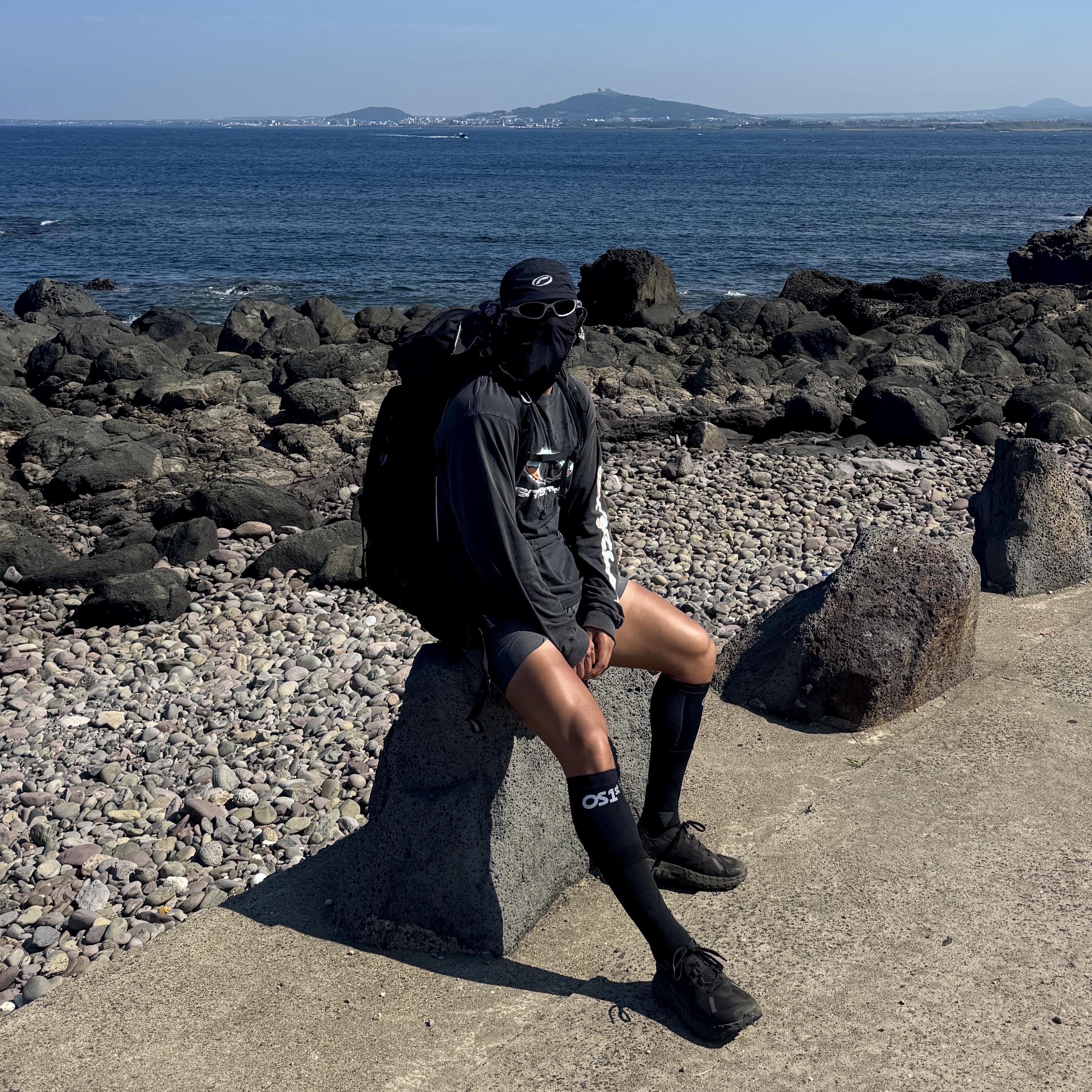 Optimistic Runners Symbol Cap Black, Satisfy Rippy 3 Inch Trail Shorts Aged Black 착용 스타일 - 1