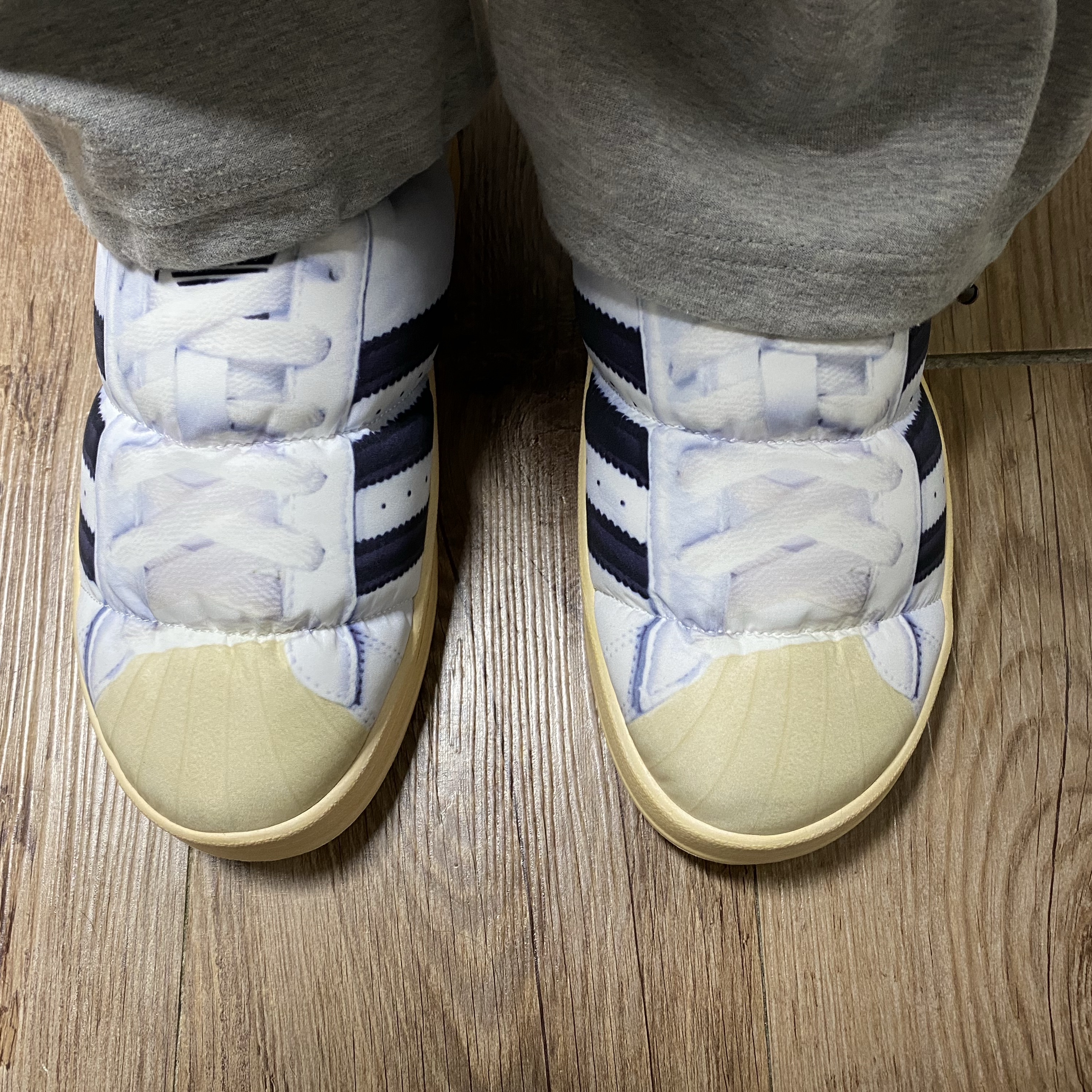 Adidas Puffylette Superstar Cloud White 착용 스타일