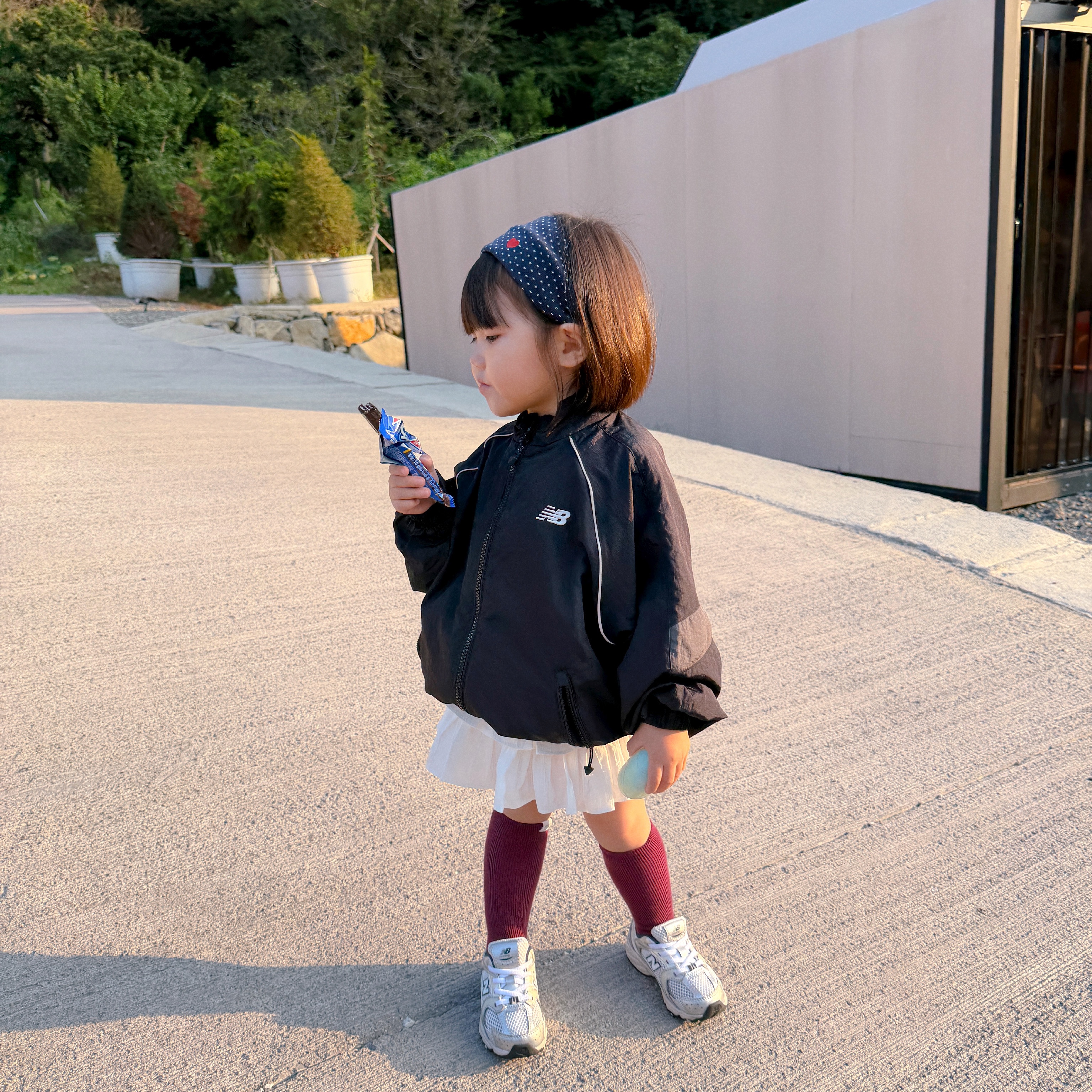 (Kids) New Balance Air Glossy Windbreaker Black, (Kids) New Balance Air Glossy Windbreaker Purple 착용 스타일 - 2