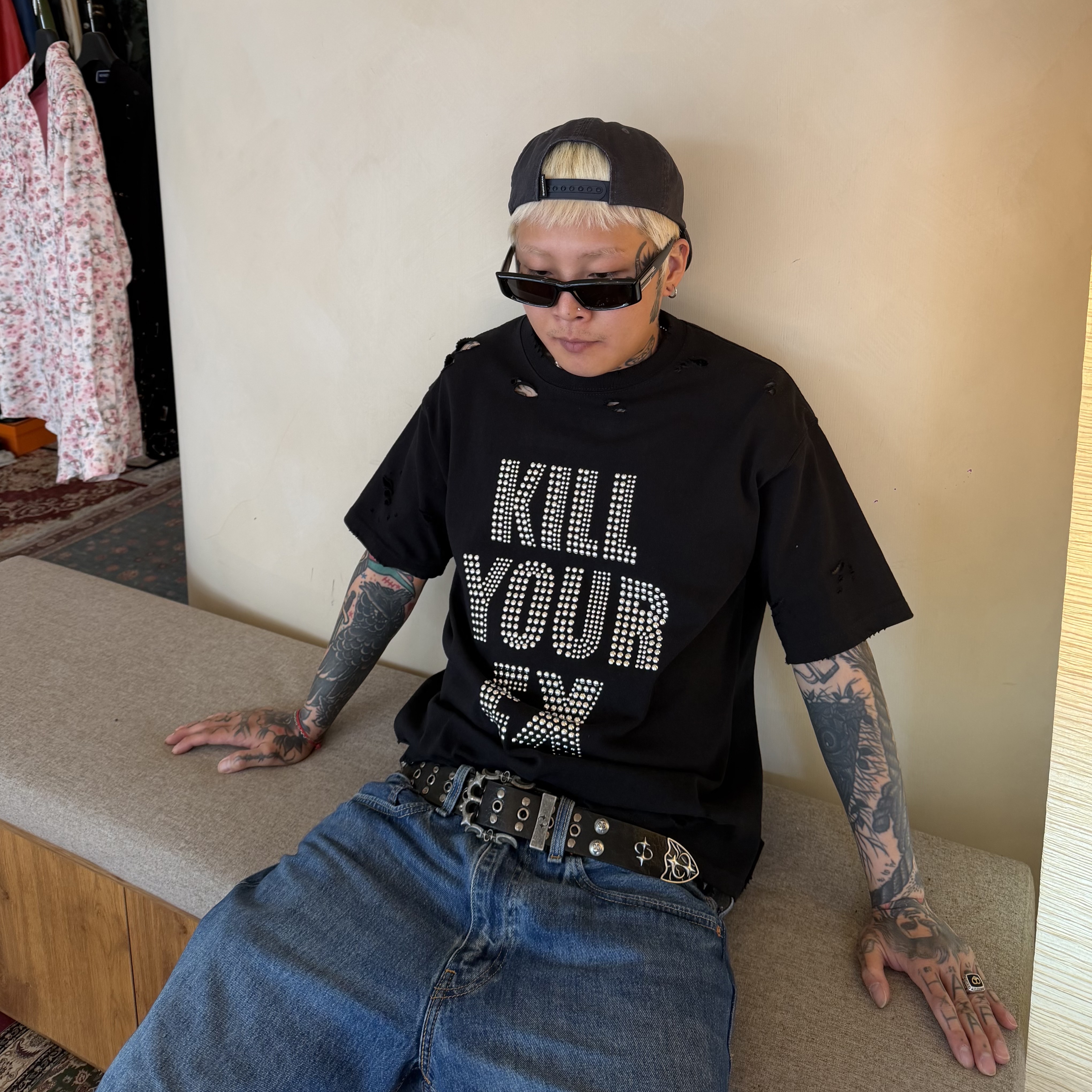 NOFAKESHIT Kill Ex Stud, Levi's 468 Stay Loose Shorts Dark Indigo 착용 스타일 - 2