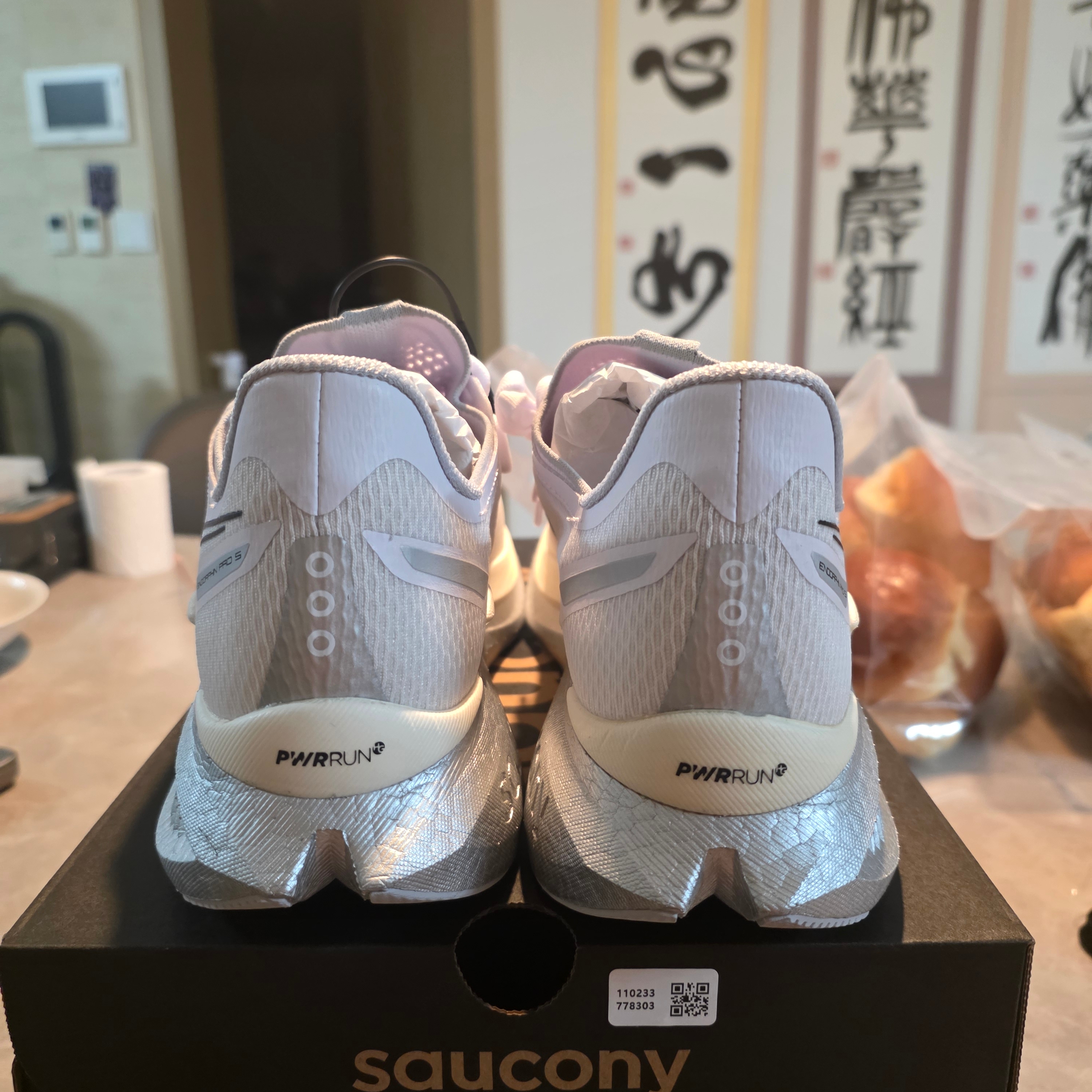 Saucony Endorphin Pro 5 White Black 착용 스타일 - 3