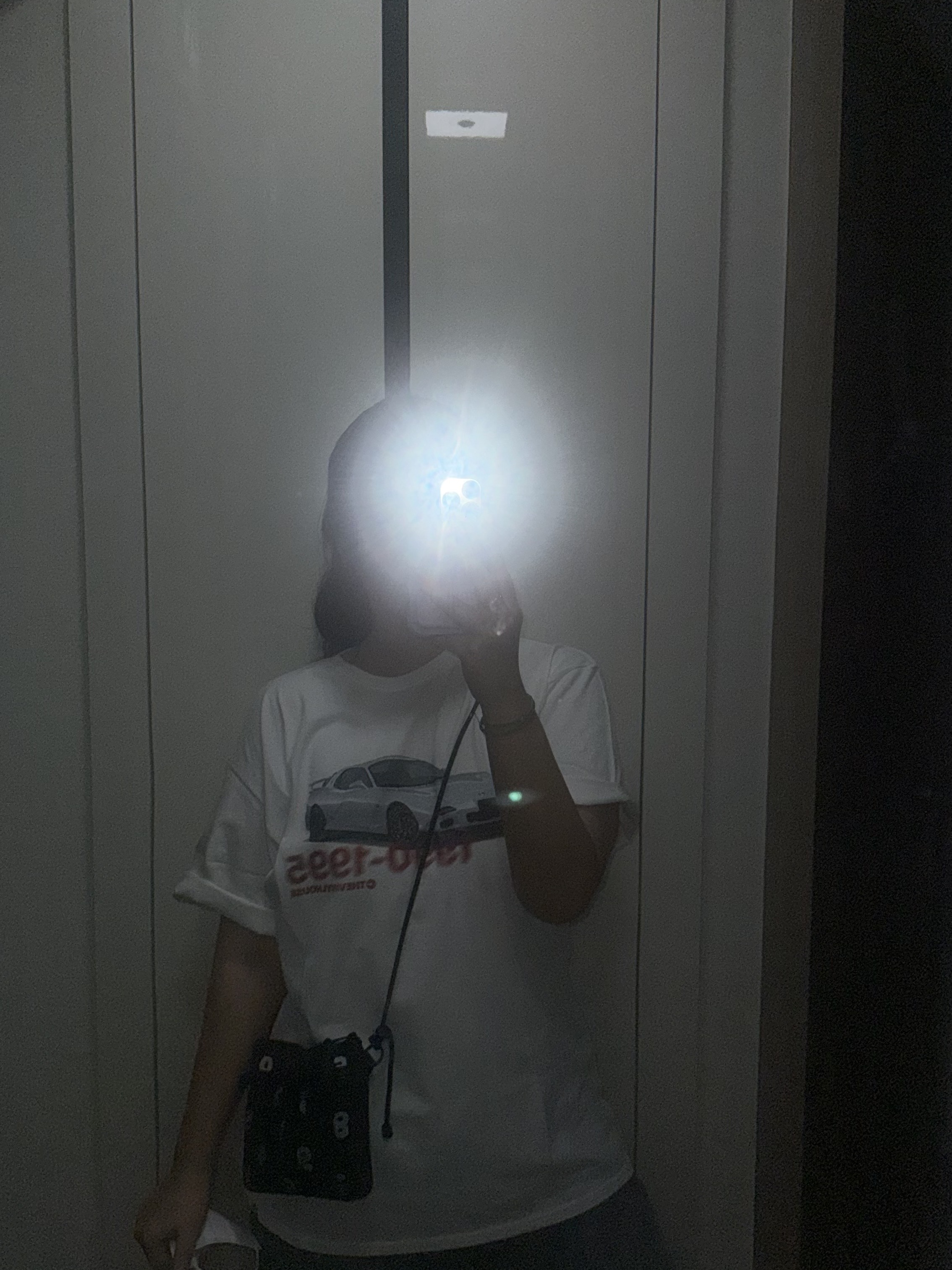 Thevinylhouse Old Car T-Shirt White 착용 스타일 - 4