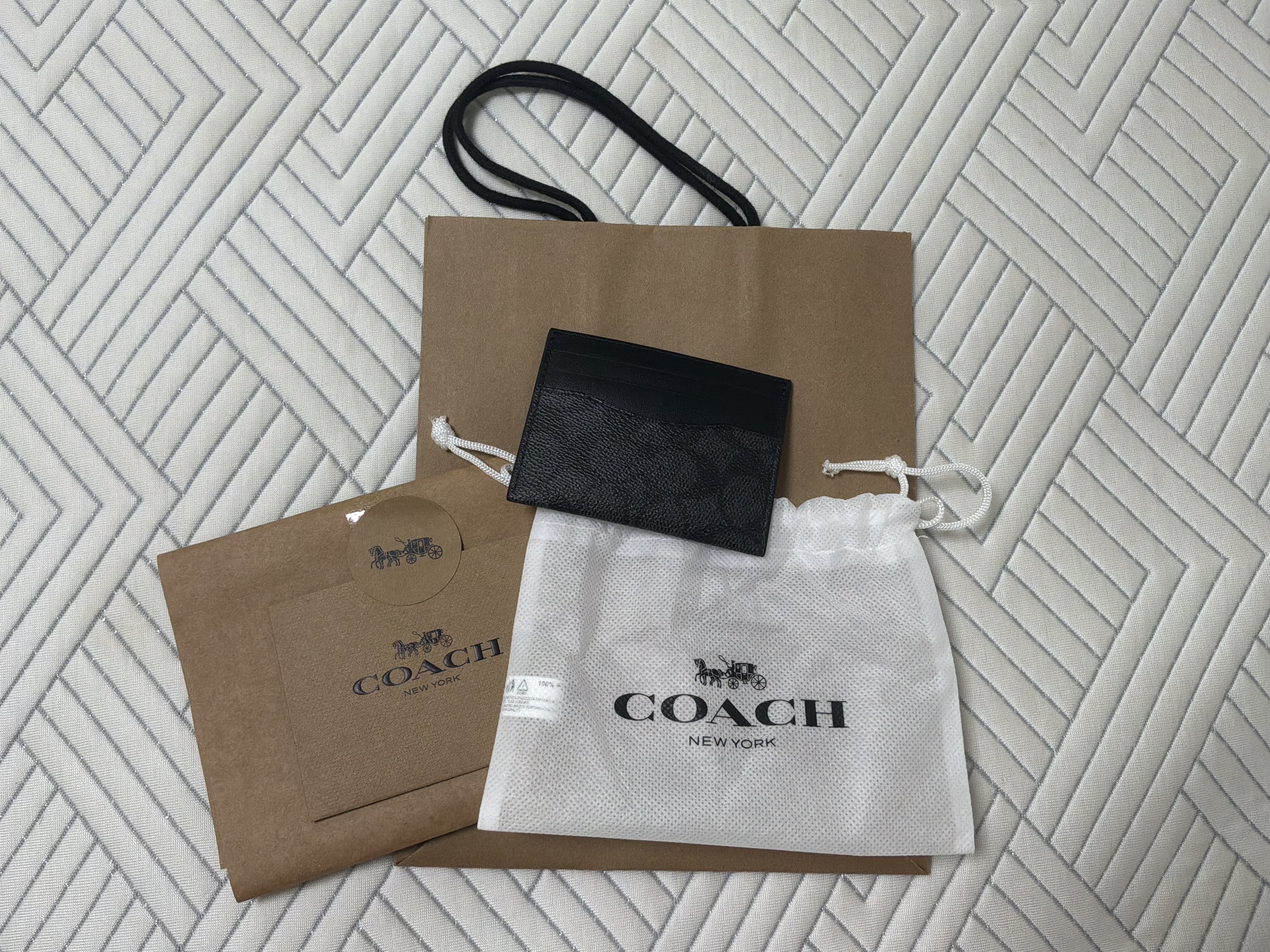 Coach Slim ID Card Case in Signature Canvas Charcoal Black 착용 스타일 - 1