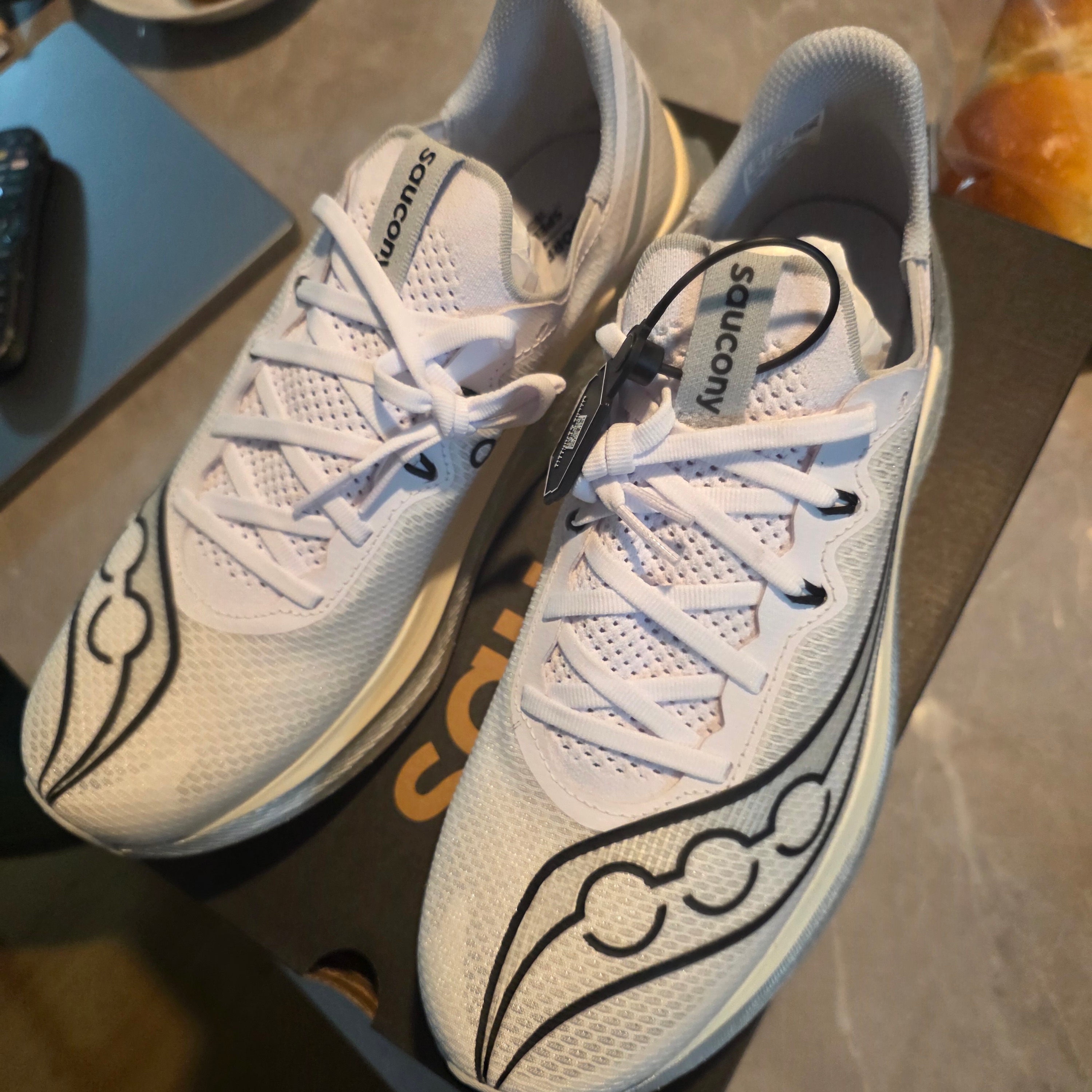 Saucony Endorphin Pro 5 White Black 착용 스타일 - 4