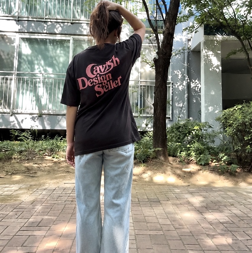 CAVISH Seller Logo SS Tee Charcoal 착용 스타일 - 3