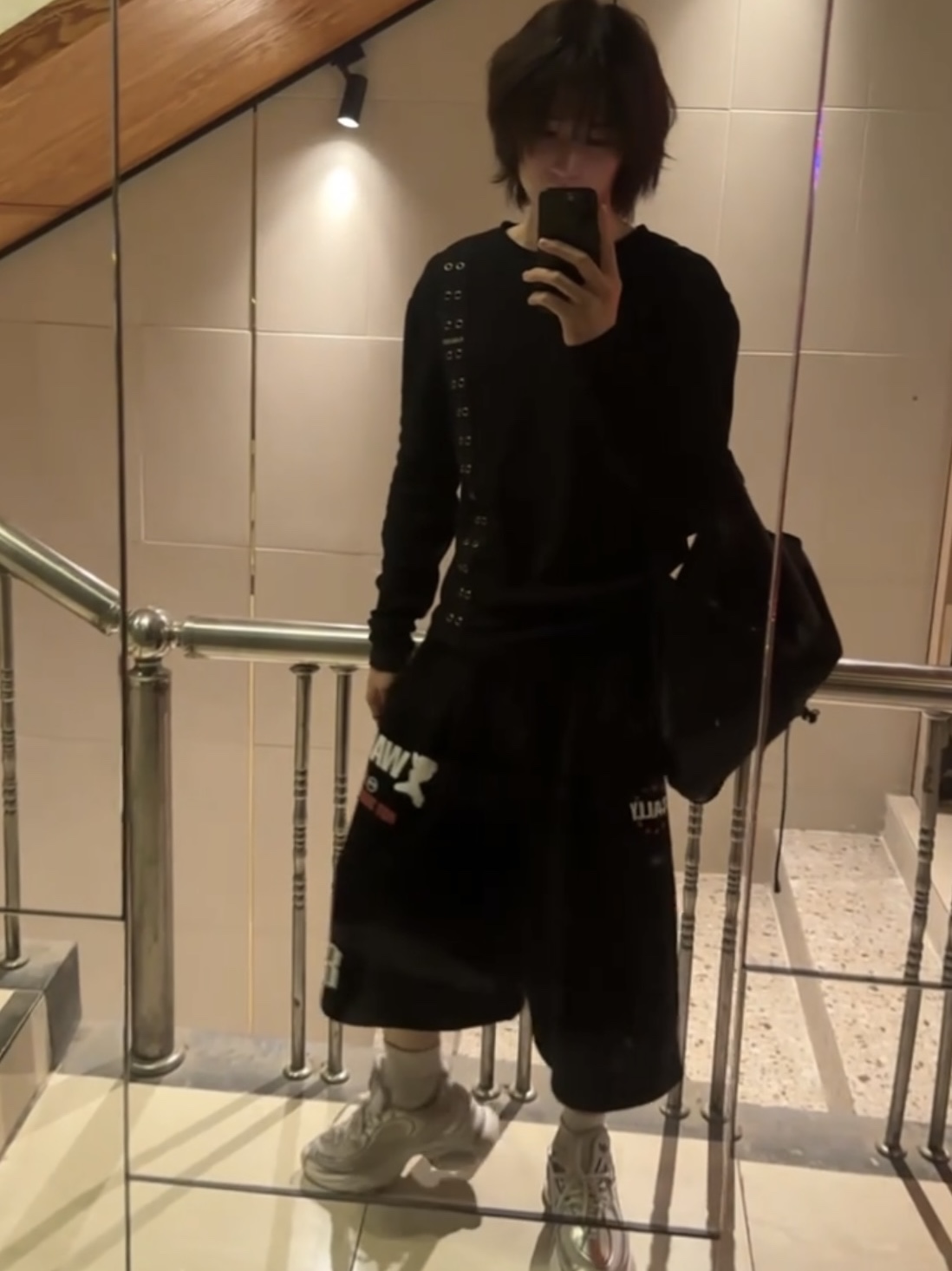 Aakam Side Eyelet Long Sleeve Dark Gray, NOMANUAL C.B String Bag Charcoal 착용 스타일 - 2