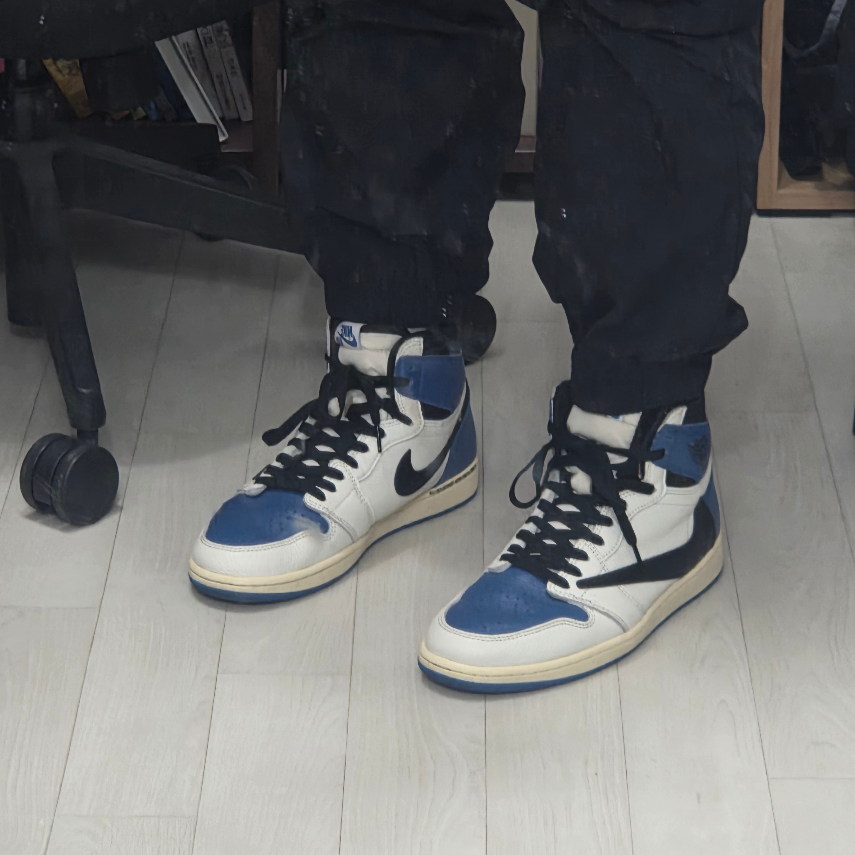 Jordan 1 x Travis Scott x Fragment Retro High OG SP Military Blue 착용 스타일 - 4