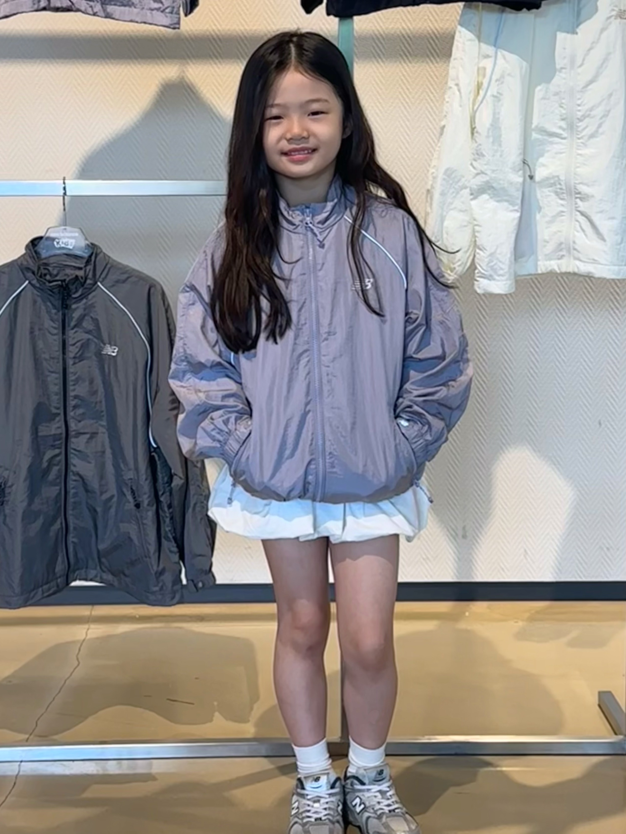 (Kids) New Balance Air Glossy Windbreaker Purple 착용 스타일 - 6