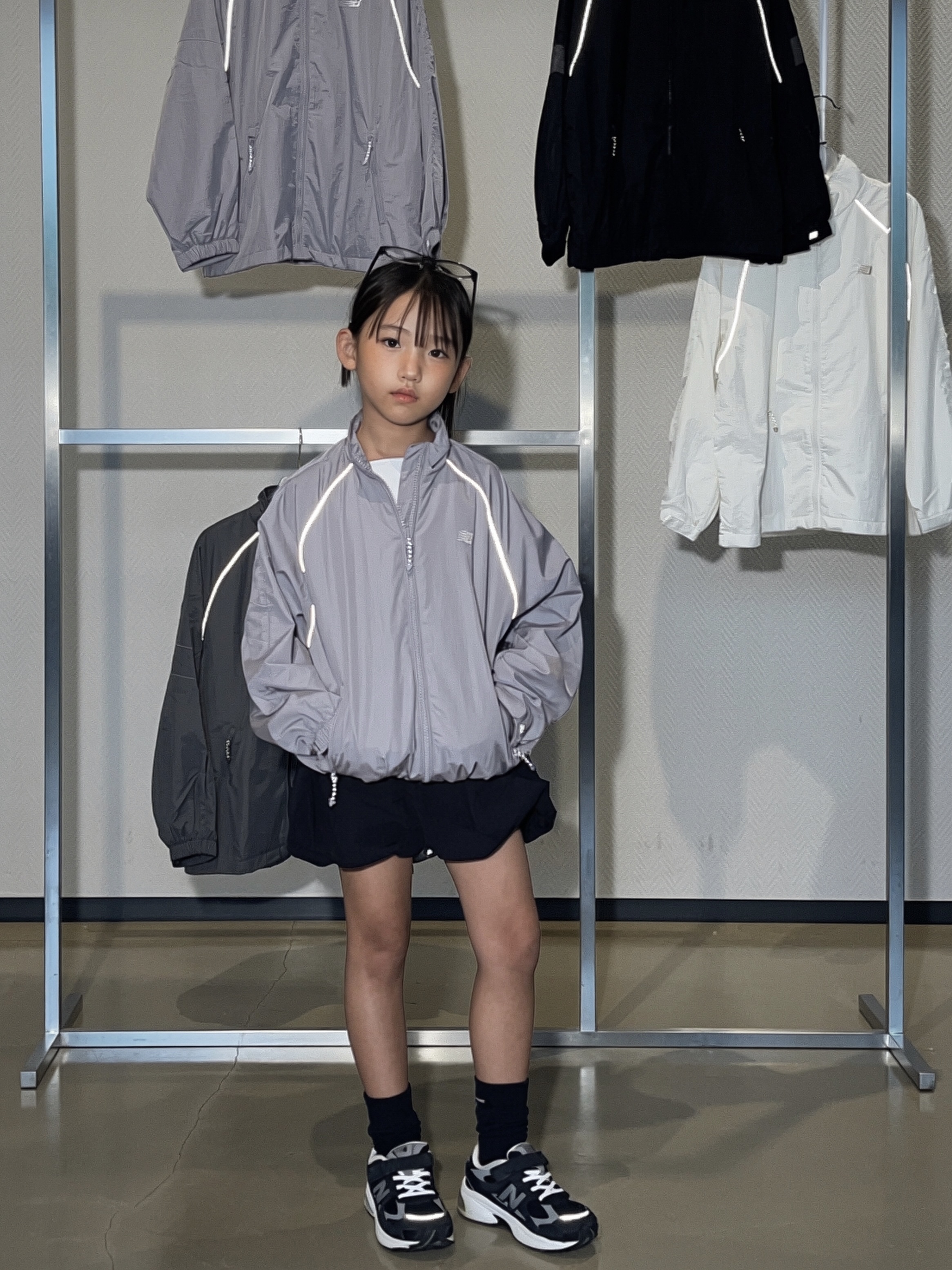 (Kids) New Balance Air Glossy Windbreaker Purple 착용 스타일 - 6