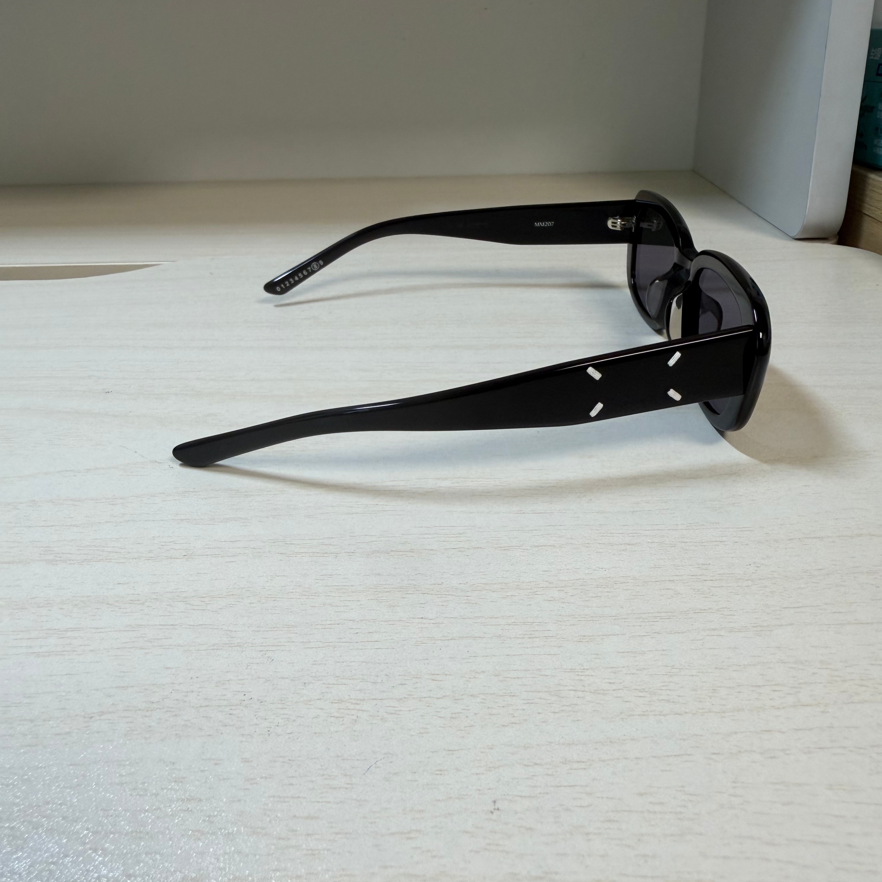 Gentle Monster x Maison Margiela MM207 Black Gray 착용 스타일 - 4