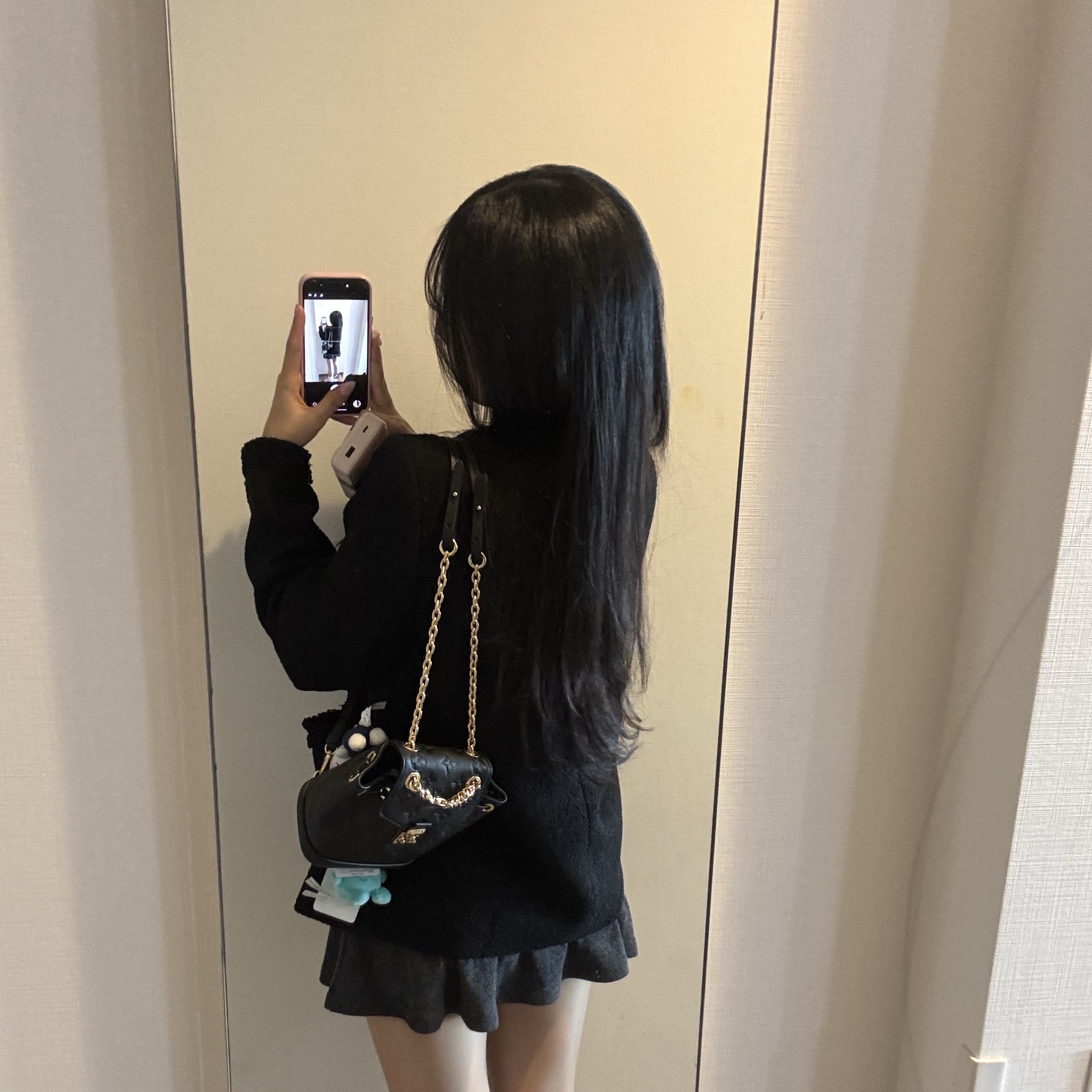 Louis Vuitton Nano Noe Backpack Black, Urbansophistication The Puffer Case Strawberry Frozen Yogurt 착용 스타일 - 2