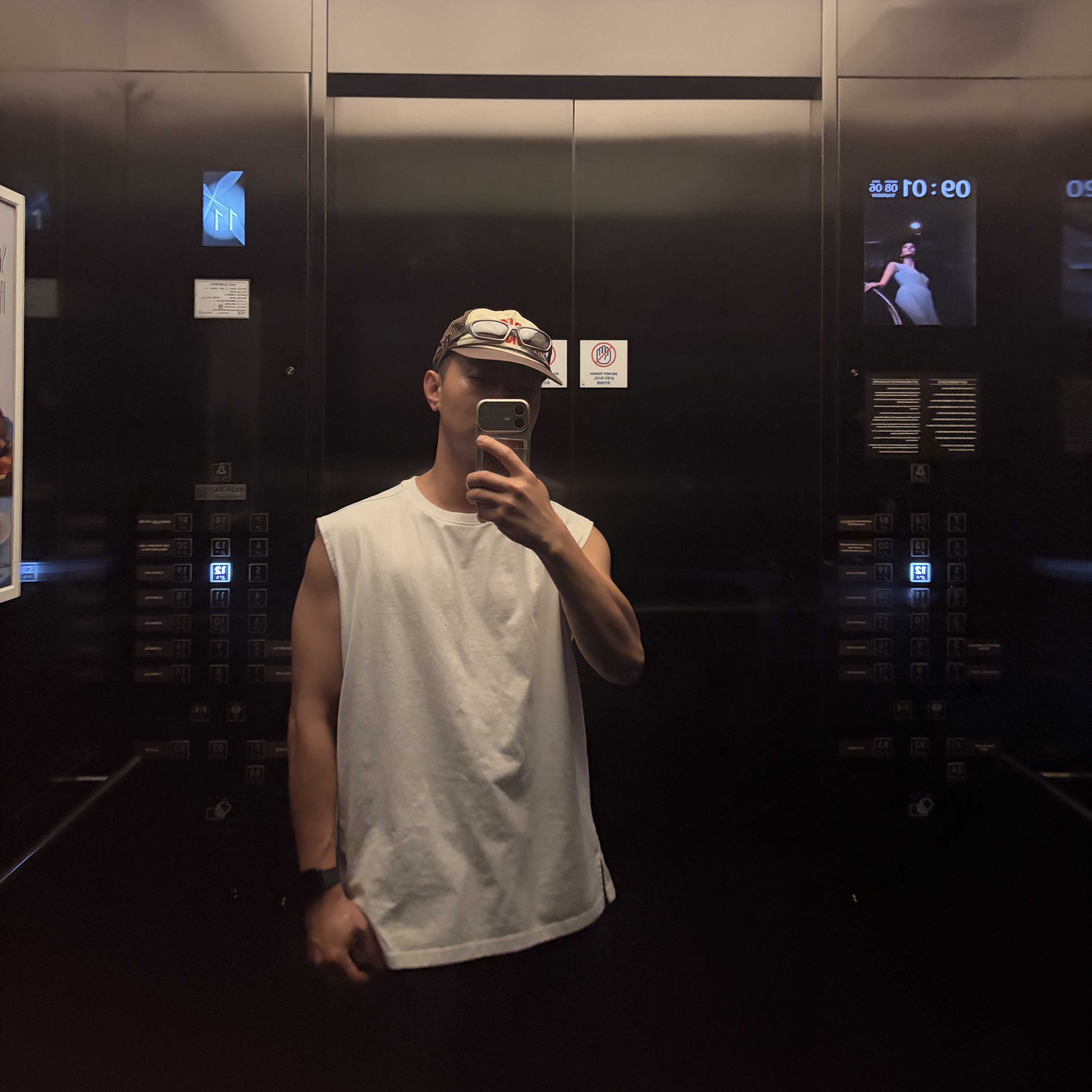 Alex Zono I Dig Running Trucker Hat OG Brown, Oakley Terraforma Titanium Frame Prizm Black Polarized Lenses High Bridge Fit 착용 스타일 - 2