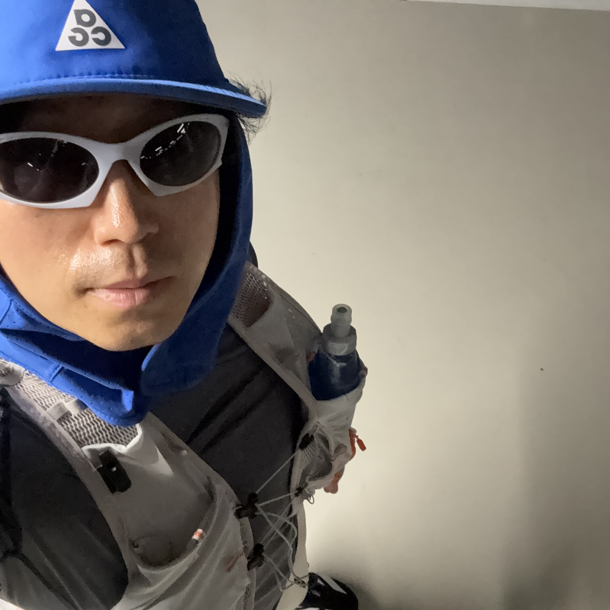 Oakley Plantaris Seek Collection Matte Vapor Frame Prizm Grey Lenses Regular Universal Fit, Nike ACG Goat Pack Vest 5L Grey Fog Safety Orange (IQ7354-039) 착용 스타일