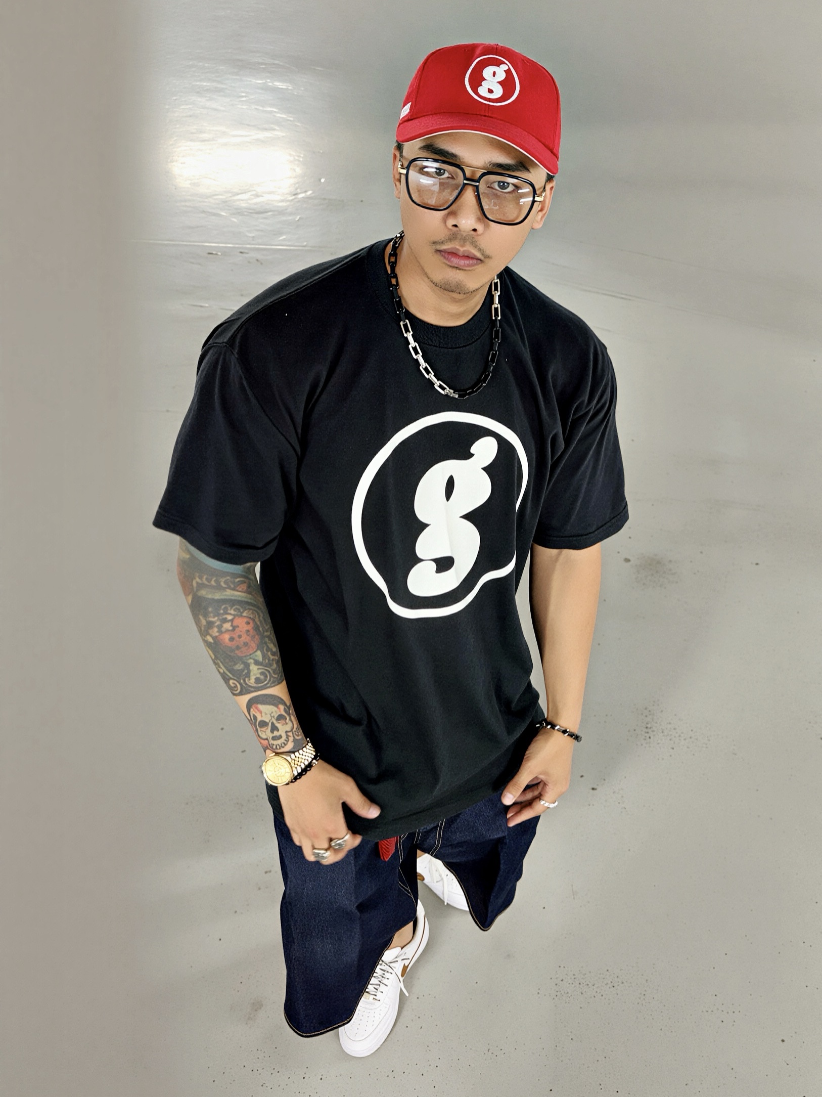 Supreme x GOODENOUGH 6-Panel Red - 25SS, Supreme x GOODENOUGH End Racism T-Shirt Black - 25SS 착용 스타일