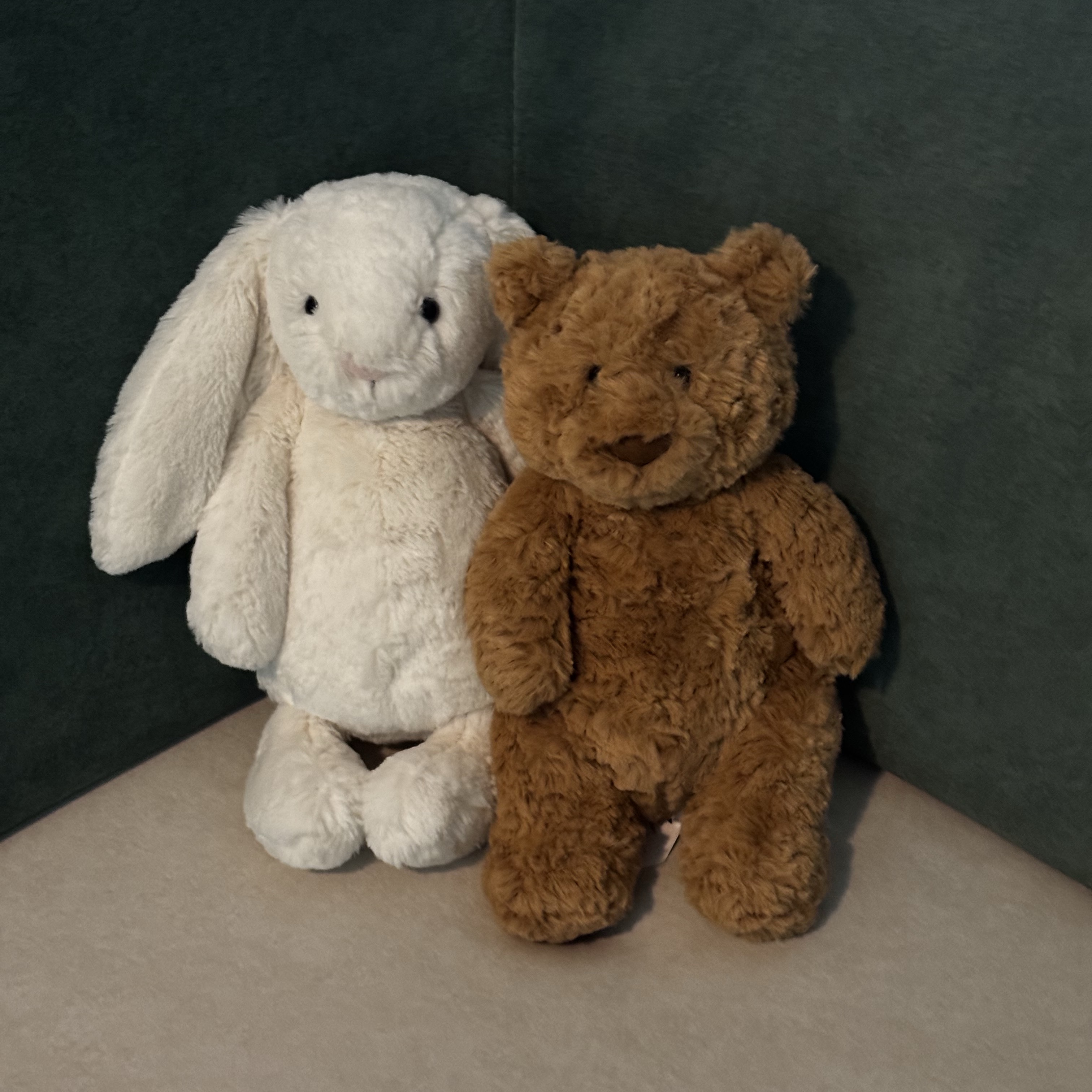Jellycat Bashful Bunny Medium Cream, Jellycat Bartholomew Bear Medium Brown 착용 스타일