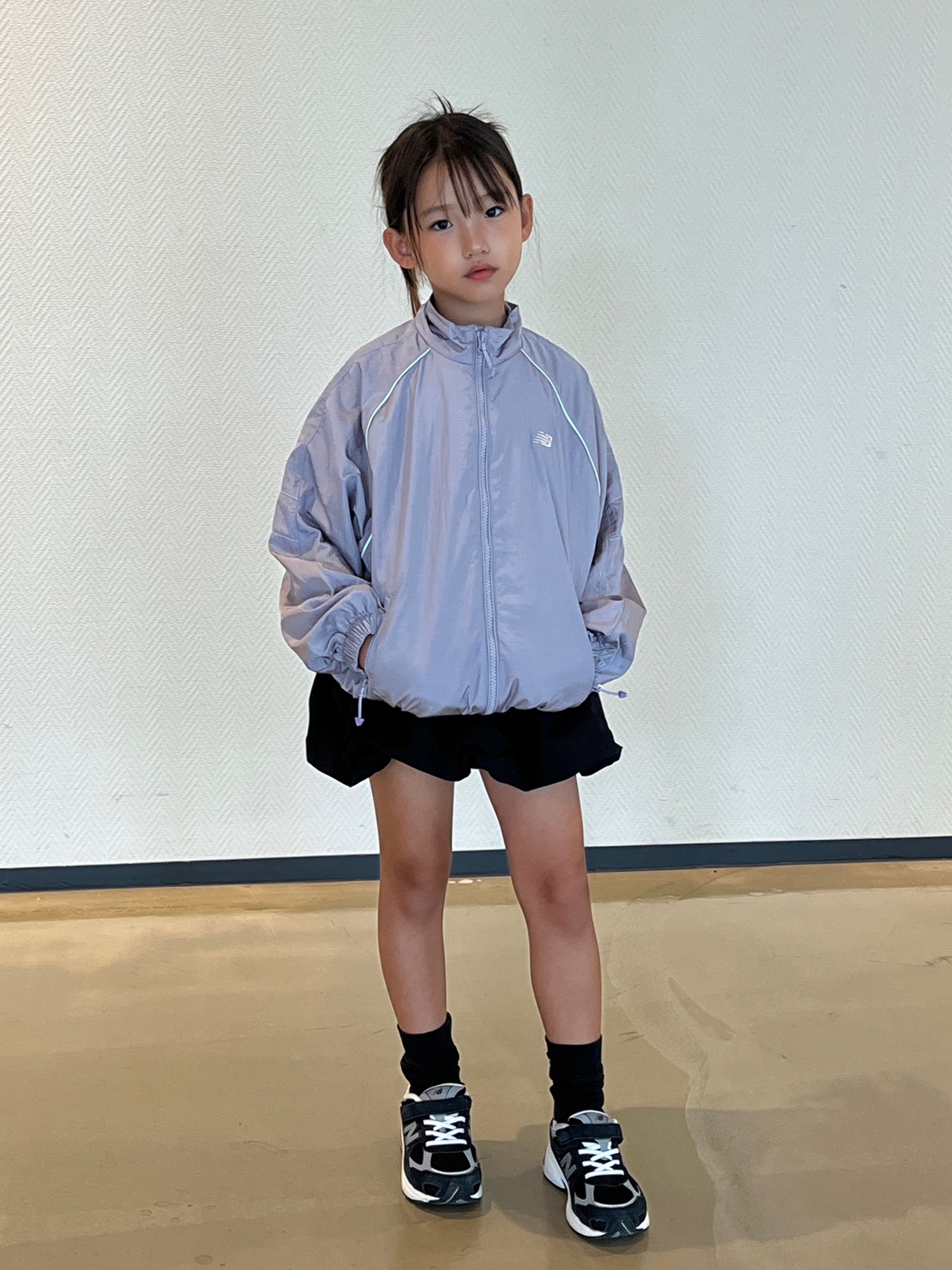 (Kids) New Balance Air Glossy Windbreaker Purple 착용 스타일 - 7