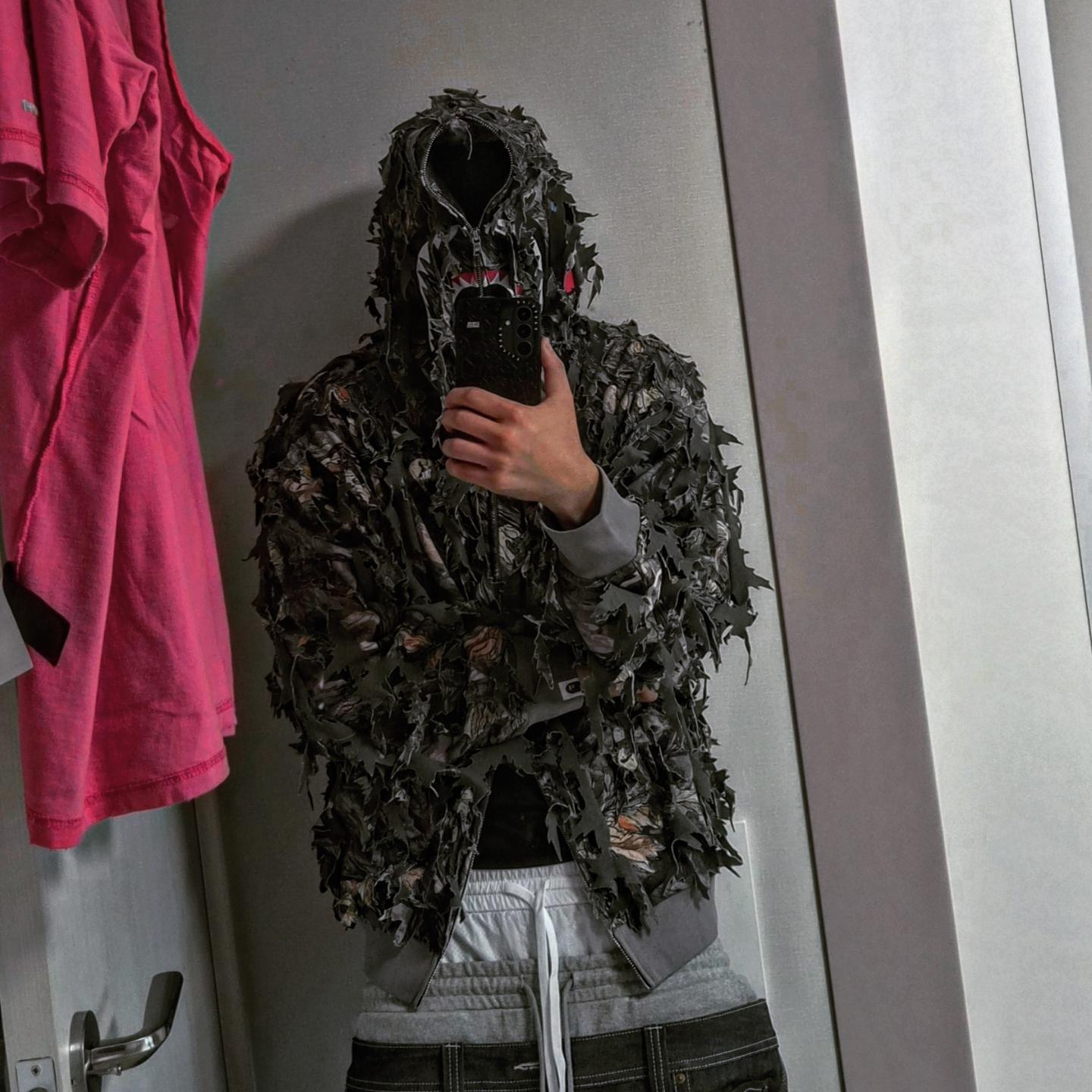 BAPE Tree Edge Camo Laser Cut Cropped Shark Full Zip Hoodie Brown 착용 스타일