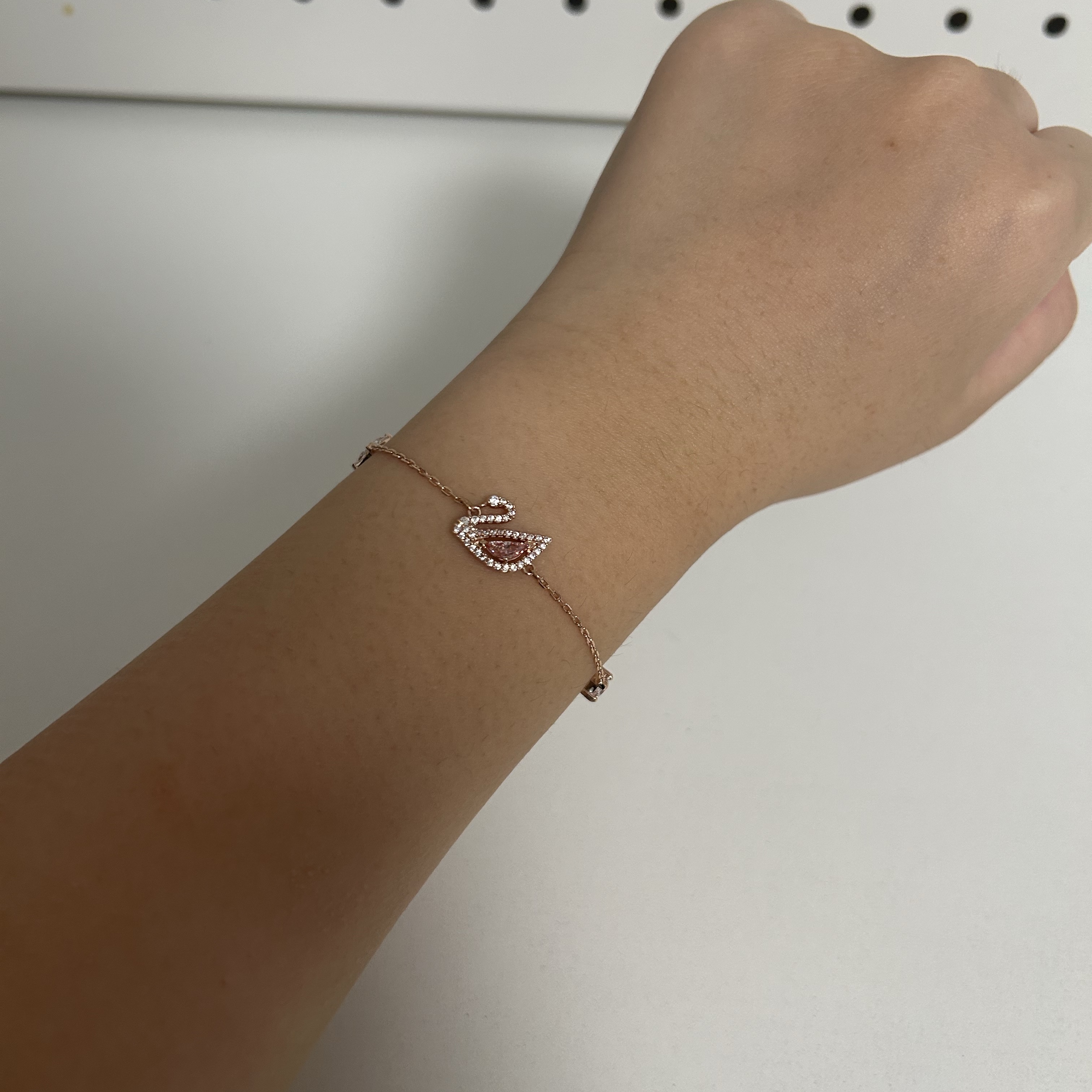 (W) Swarovski Dazzling Swan Bracelet Pink Rose Gold Plated 착용 스타일 - 2