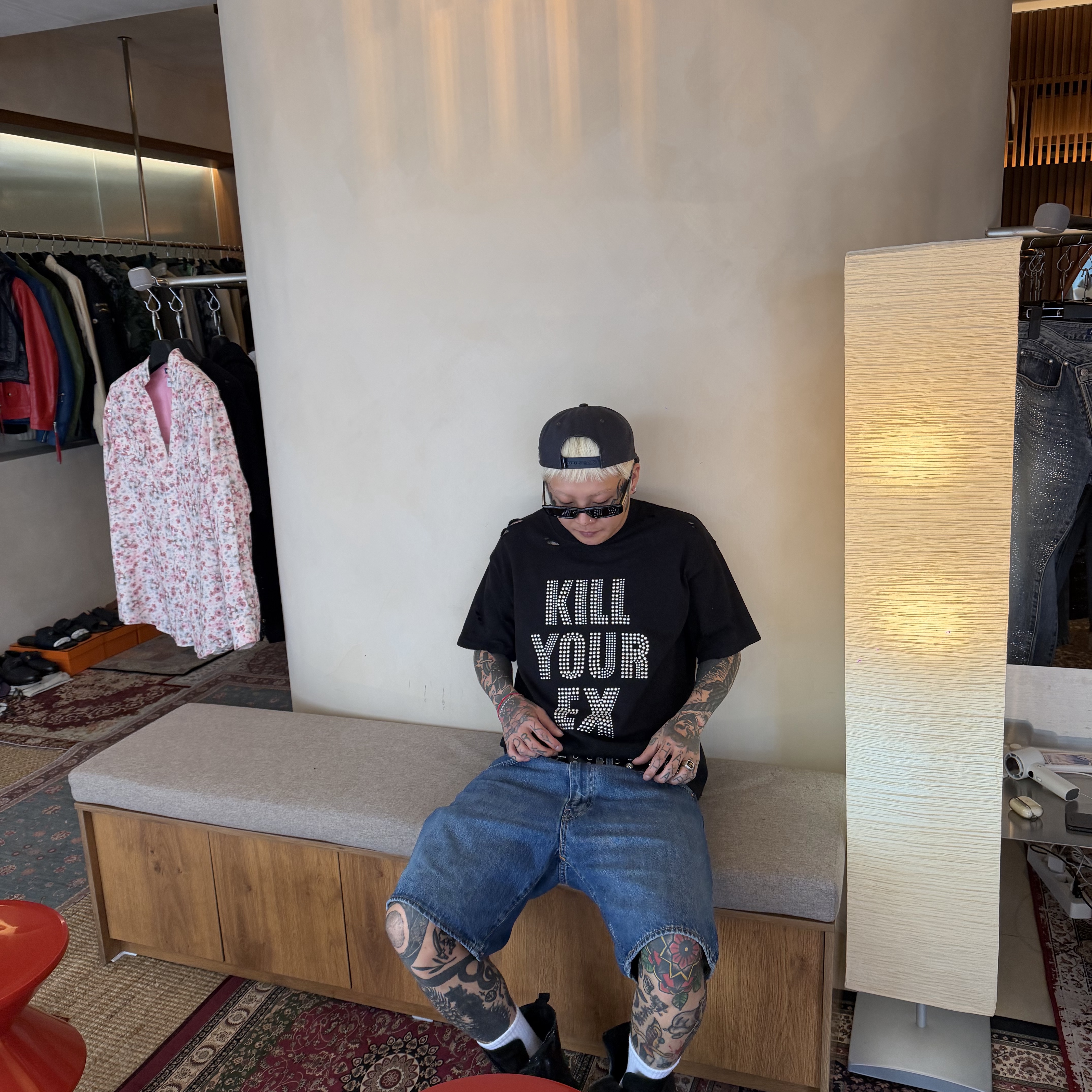 NOFAKESHIT Kill Ex Stud, Levi's 468 Stay Loose Shorts Dark Indigo 착용 스타일 - 3
