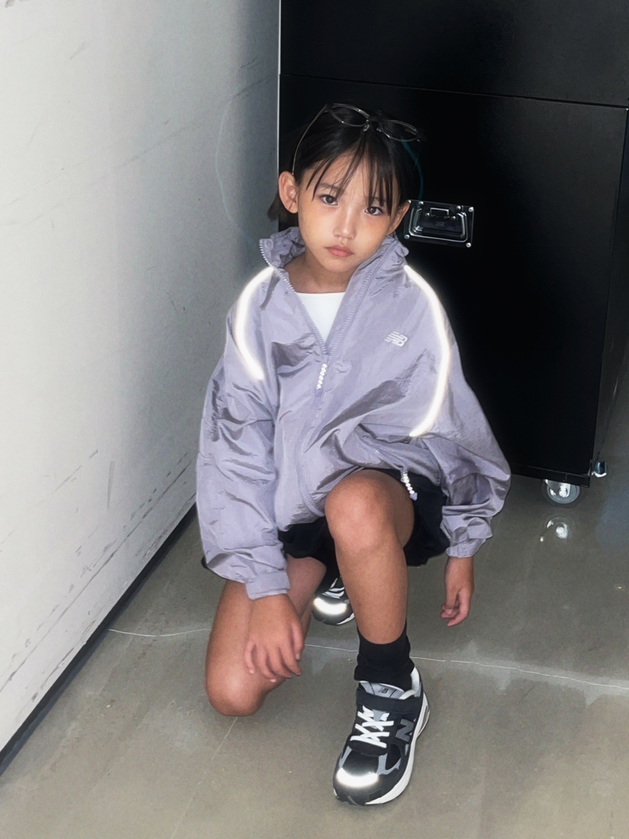 (Kids) New Balance Air Glossy Windbreaker Purple 착용 스타일 - 3
