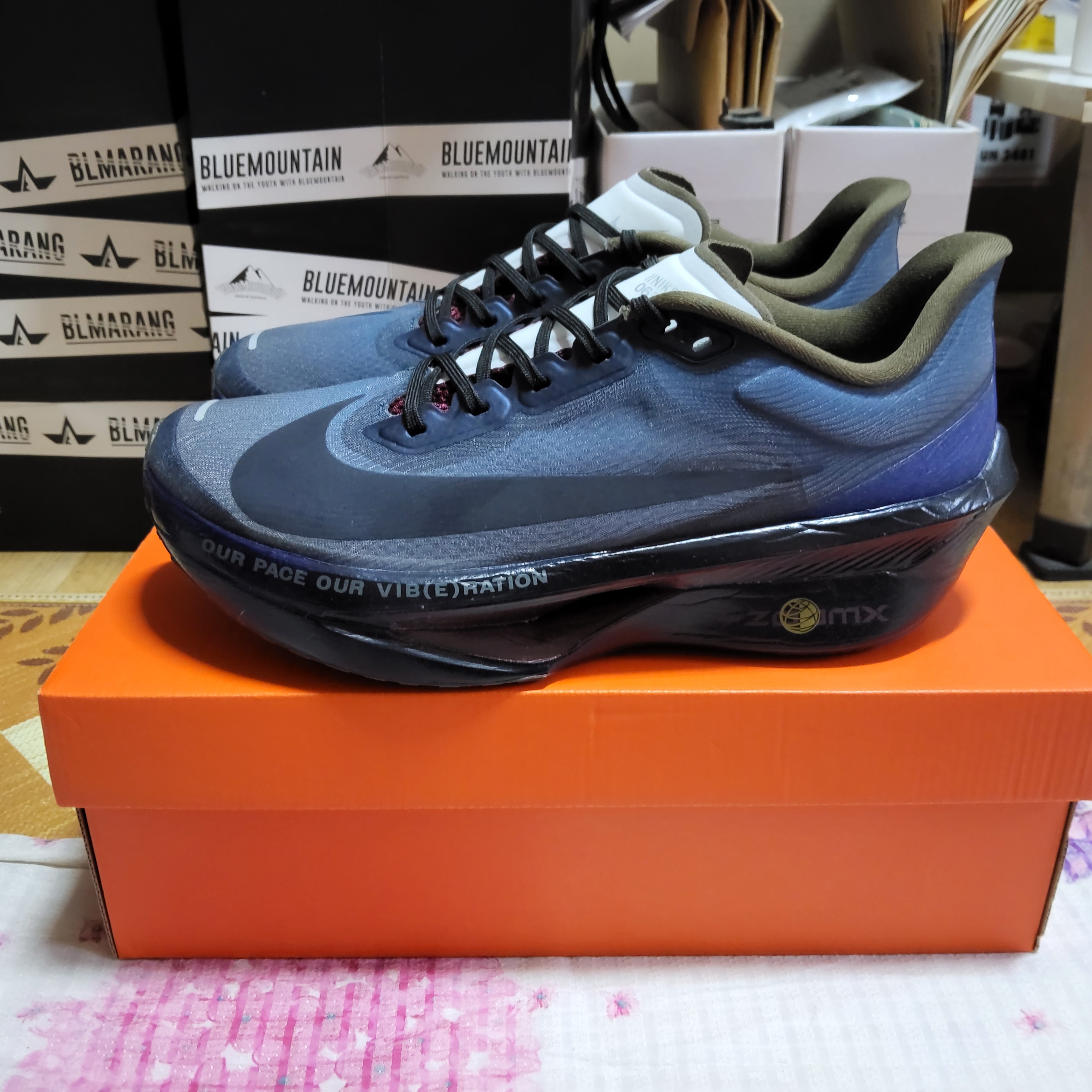 Nike Zoom Fly 6 Court Blue Burgundy Ash 착용 스타일 - 1