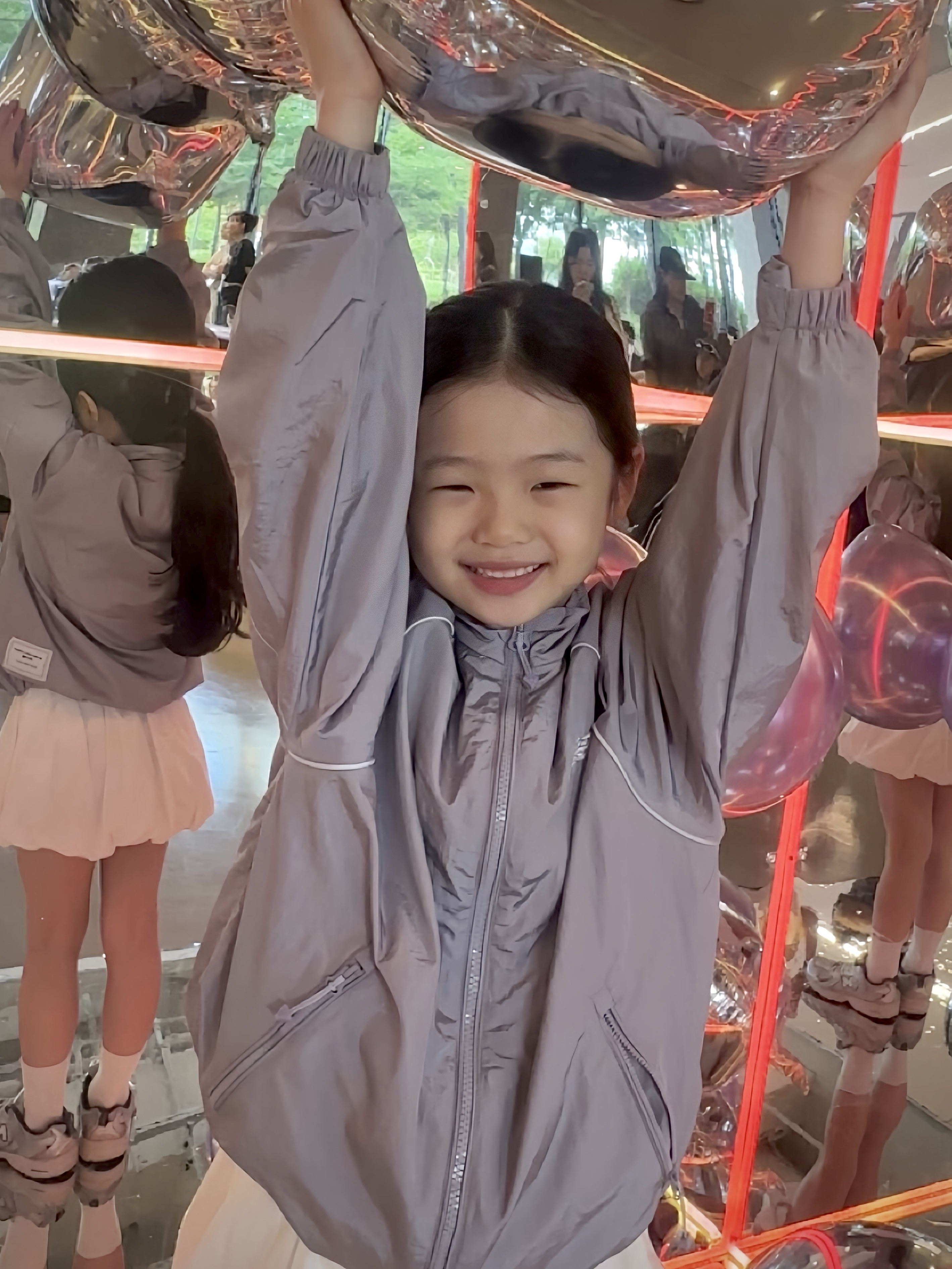 (Kids) New Balance Air Glossy Windbreaker Purple 착용 스타일 - 1