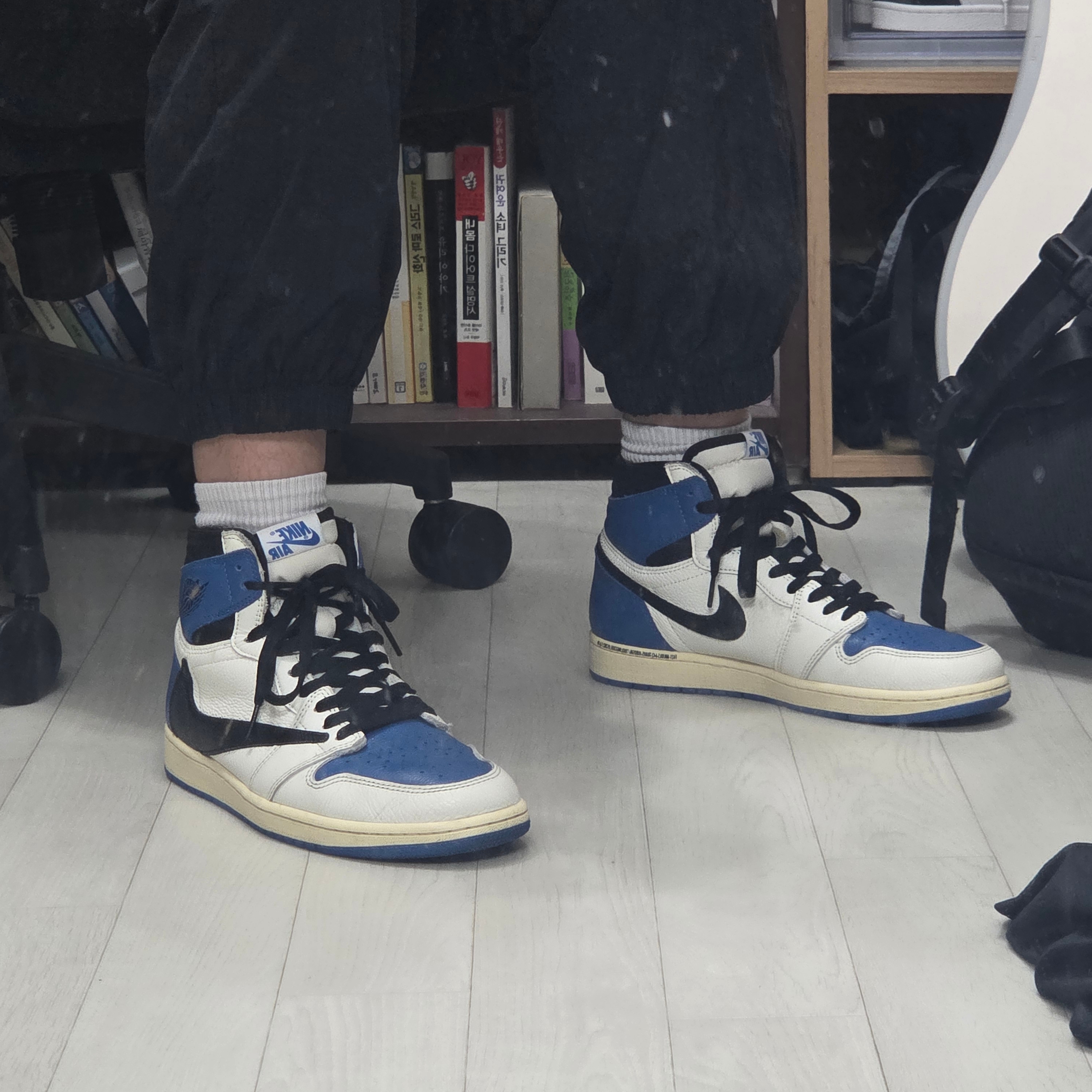 Jordan 1 x Travis Scott x Fragment Retro High OG SP Military Blue 착용 스타일 - 3