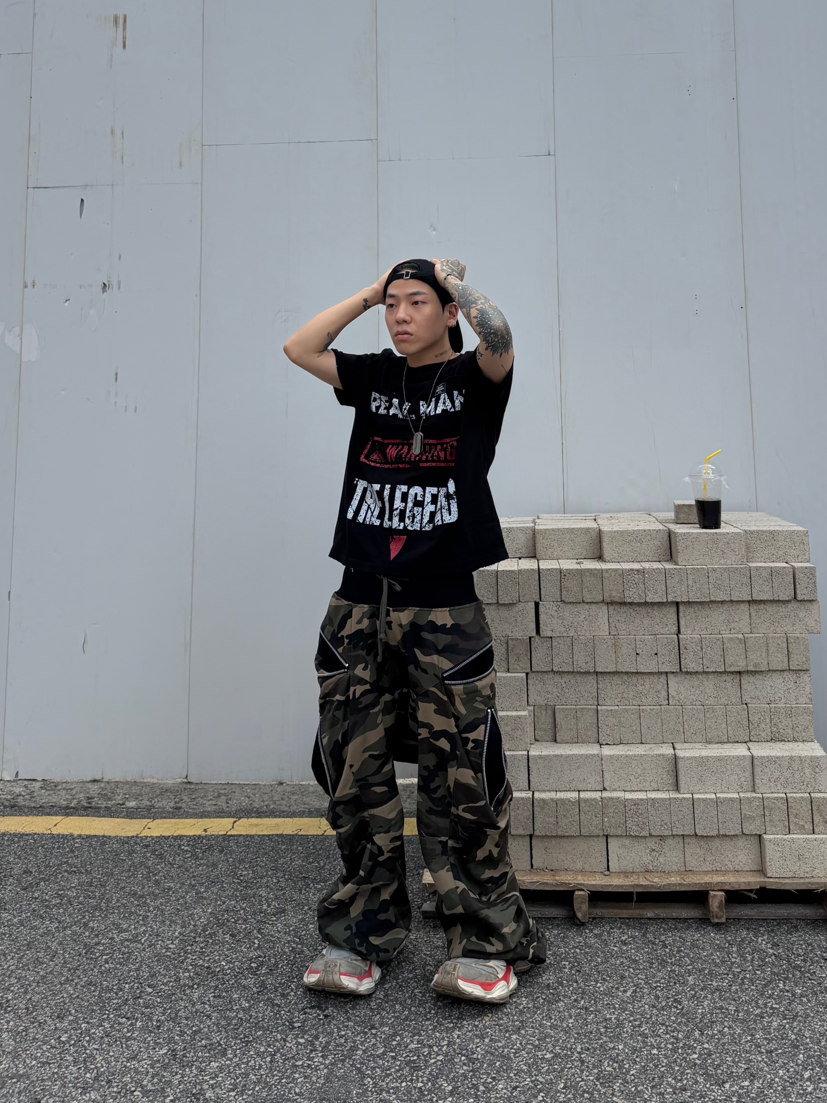 [KREAM 단독] ROARINGRAD Zipper Sagging Pants Nylon Ver. Black, Balenciaga Cargo Sneakers Beige Grey Red 착용 스타일 - 4