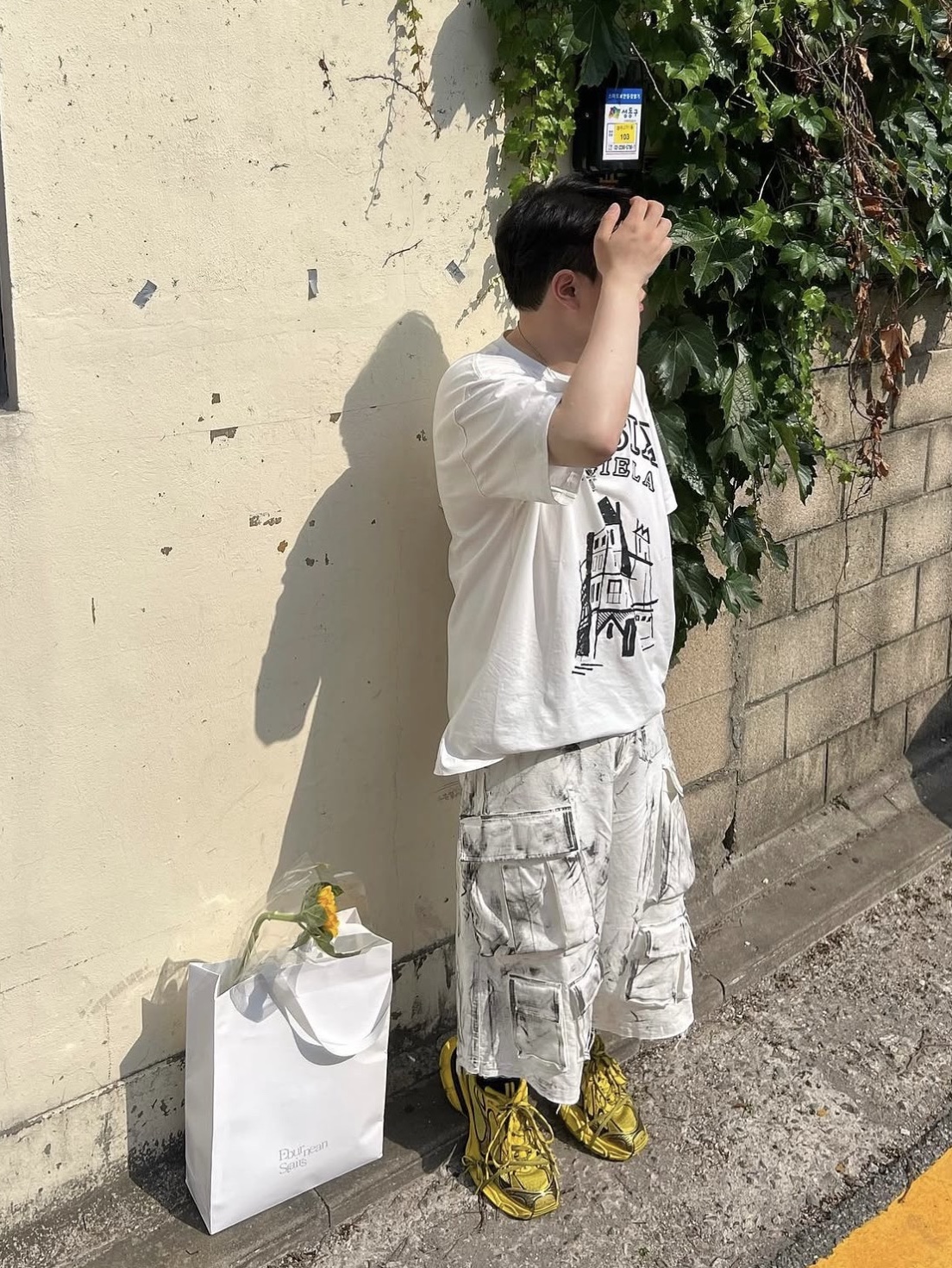 Nos Couleurs Distressed Cargo Shorts White 착용 스타일