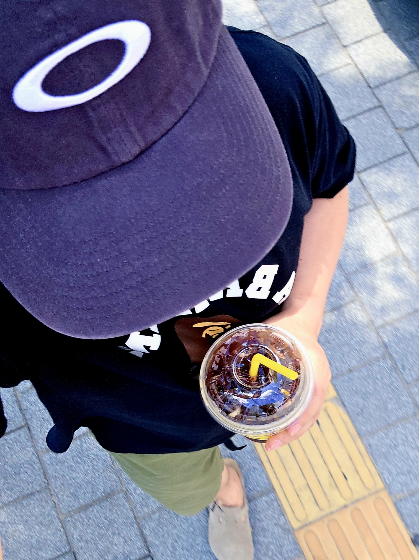 Oakley Remix Dad Hat Blackout, BAPE College T-Shirt Black 착용 스타일